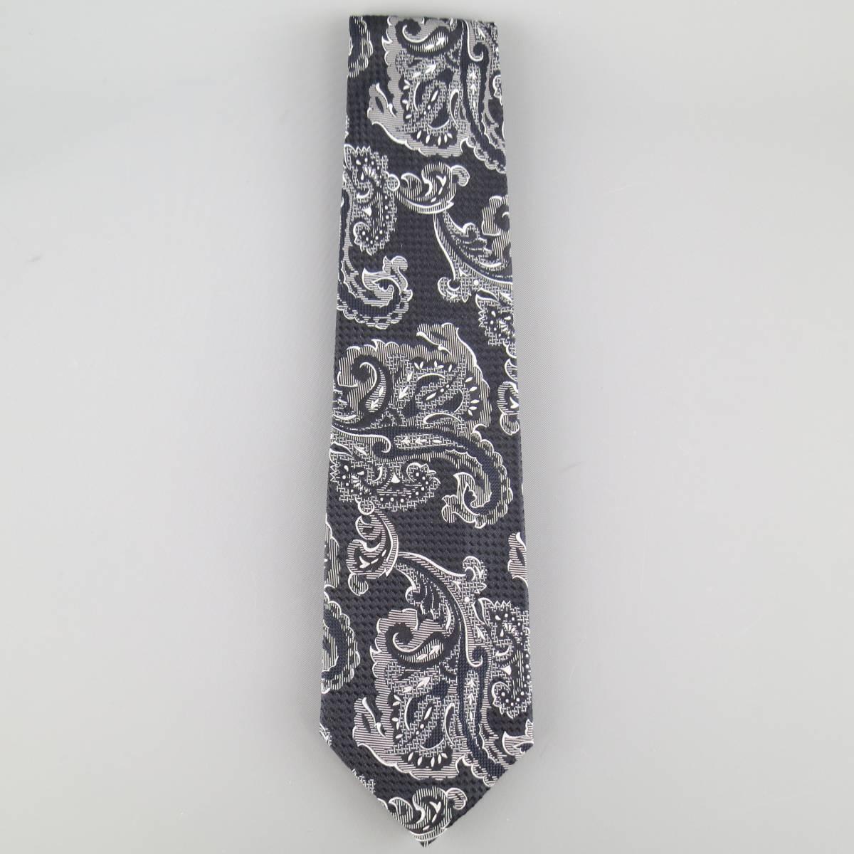 GIANNI VERSACE Tie consists of 100% silk material in a black and white color tone. Designed in a classic style, paisley brocade stitched pattern. Comes with original boxing. Made in Italy.
 
Excellent Pre-Owned Condition
 
Measurements
 
Width: 9.5