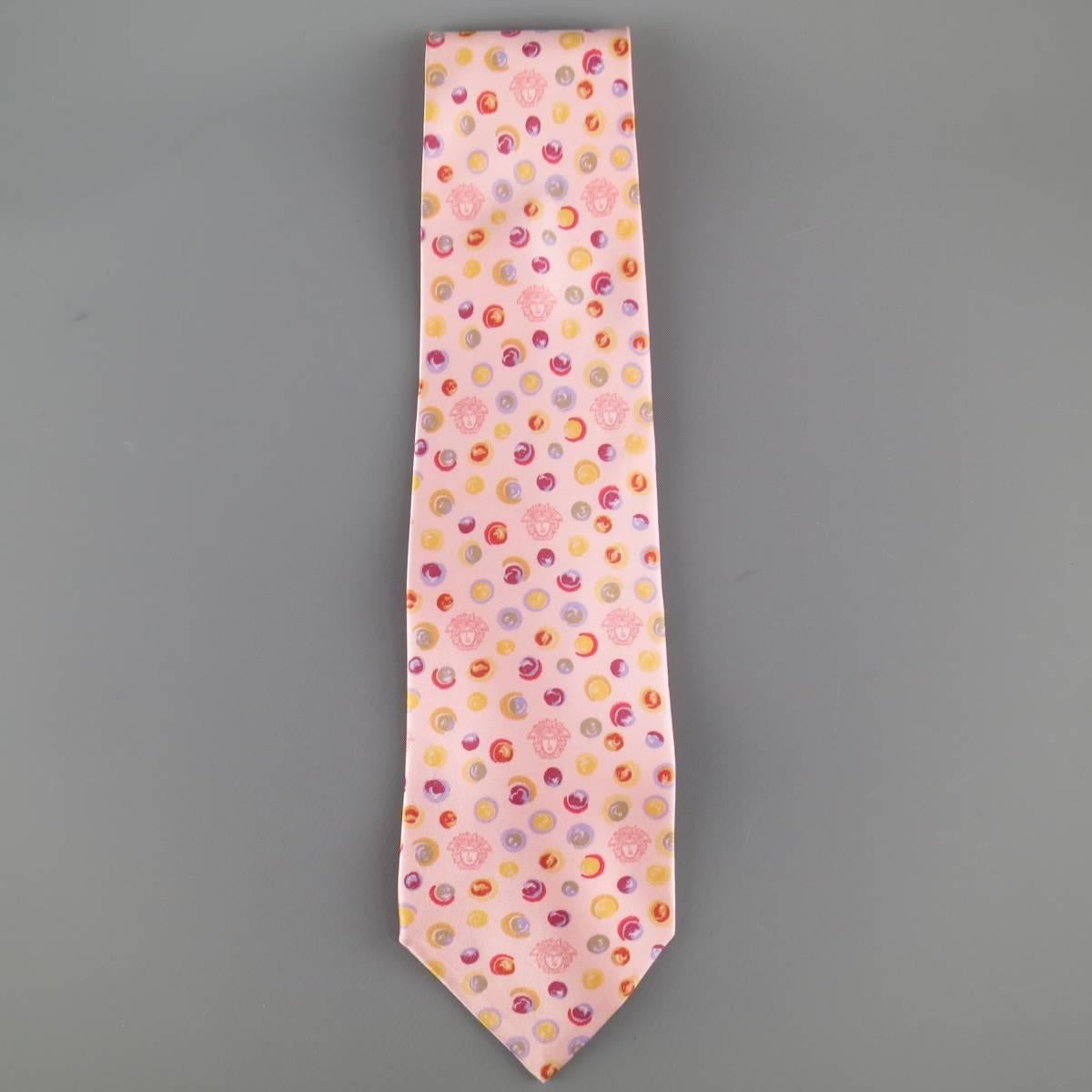 Beige GIANNI VERSACE Vintage Tie consists of 100% silk material in a pink color tone. 