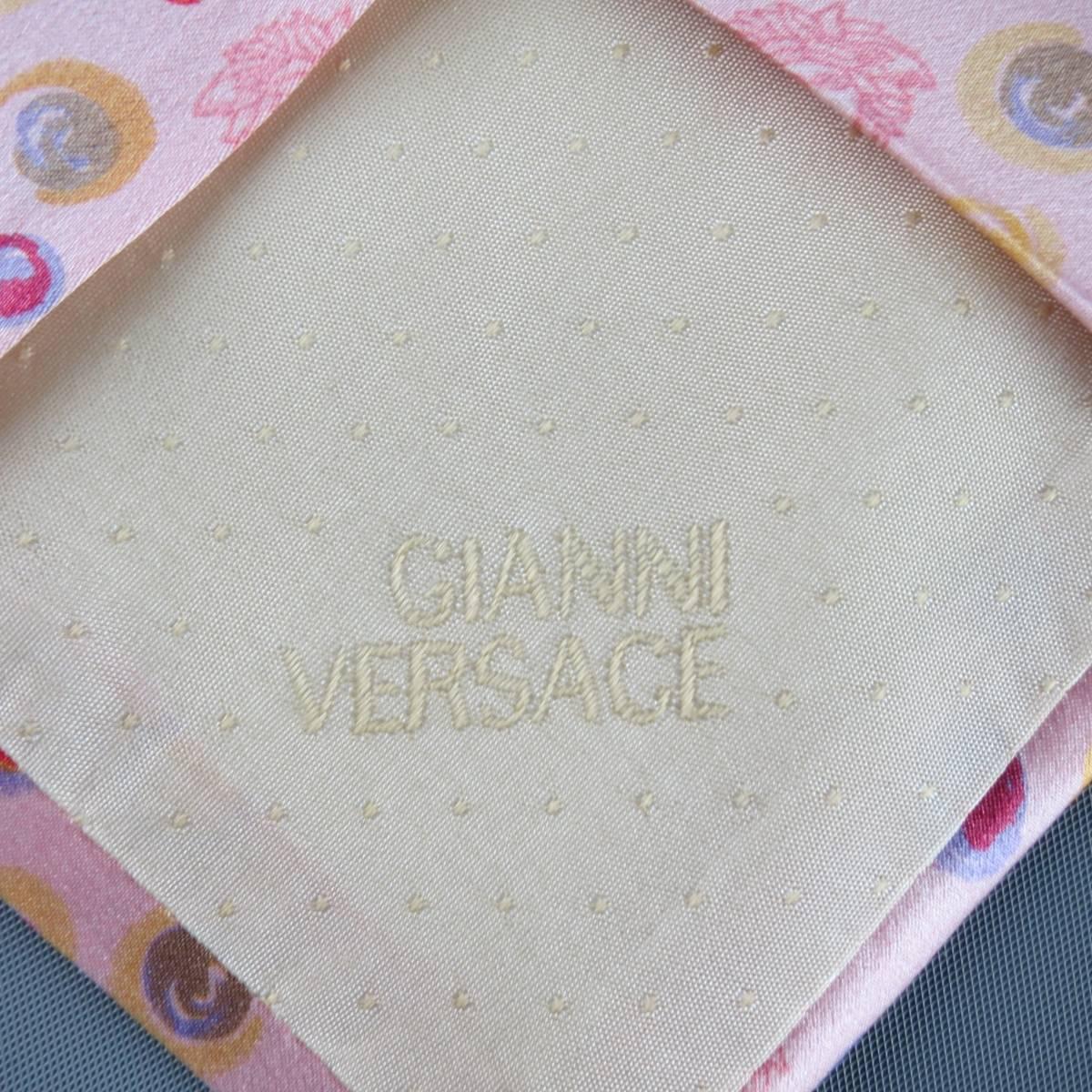 GIANNI VERSACE Vintage Tie consists of 100% silk material in a pink color tone.  In Excellent Condition In San Francisco, CA