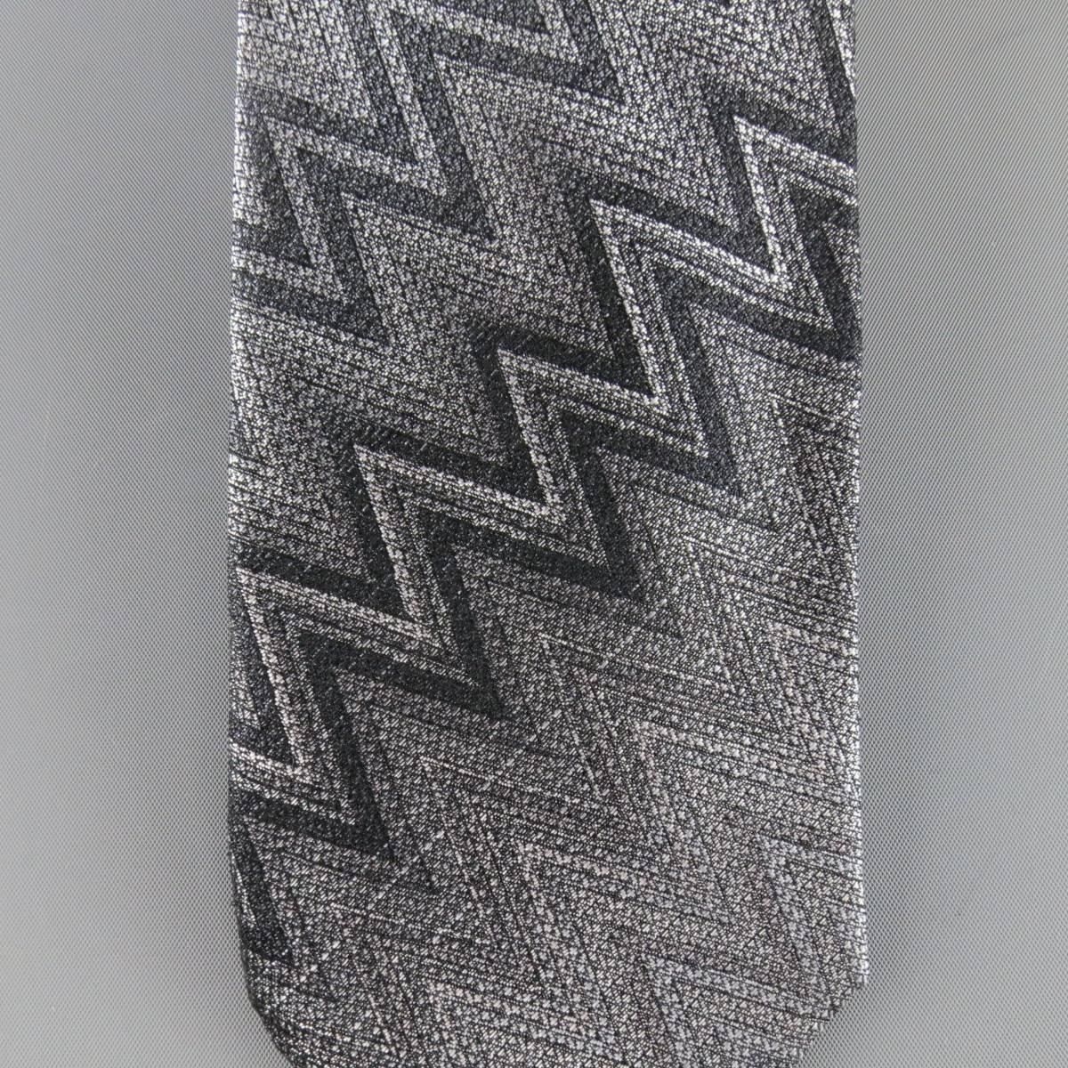 BRAND NEW MISSONI Tie consists of 100% silk material in a grey color tone. Designed in a slim style, signature chevron pattern with dark accents. Comes with original tags. Made in Italy.
 
New Pre-Owned Condition
 
Measurements
 
Width: 8