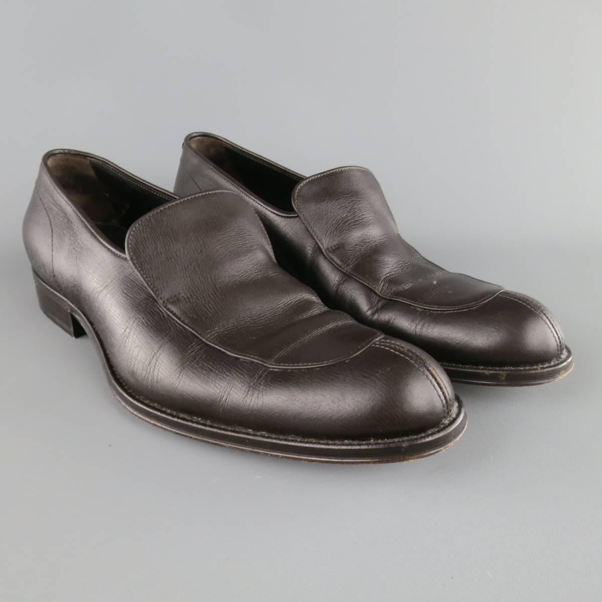 GIORGIO ARMANI loafers in a deep brown textured leather featuring a pointed spit apron toe. Made in Italy.
 
Good Pre-Owned Condition.
Marked: 42.5
 
Outsole: 12.25 x 4.25 in.

