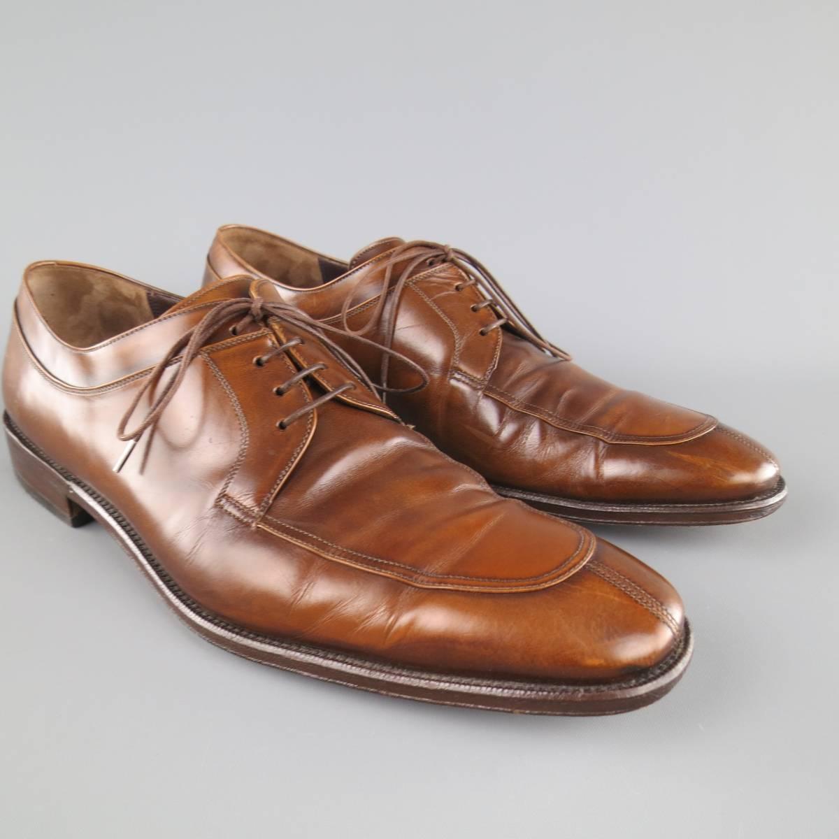 SALVATORE FERRAGAMO Lace Up Shoes consists of leather material in tan color tone. Designed in a split-toe blucher front, top tone-on-tone stitching and burnished finish. Dark brown leather sole and rubber heel. Made in Italy.
 
Fair Pre-Owned