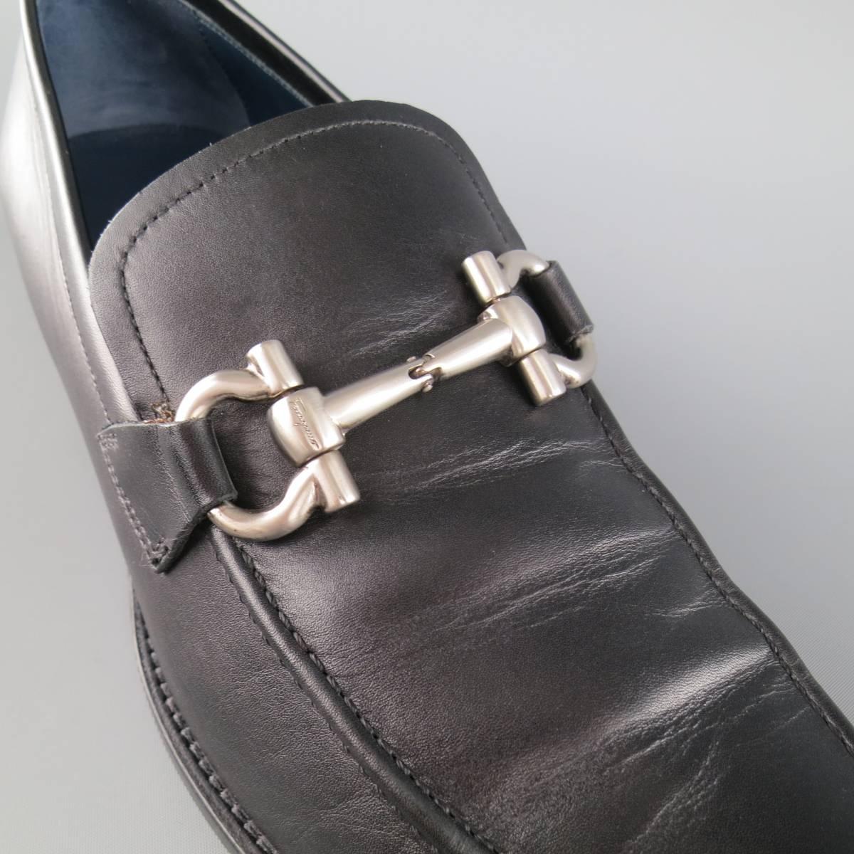 SALVATORE FERRAGAMO Loafers consists of leather material in a black color tone. Designed with signature double-gancio buckle in silver tone and top tone-on-tone stitching. Leather sole with rubber heel. Made in Italy.
 
Good Pre-Owned