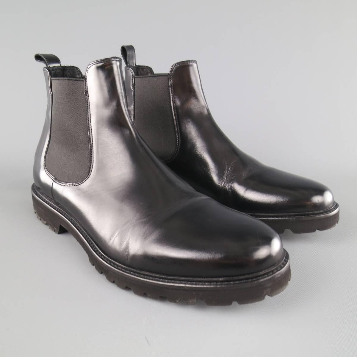 THEORY Boots consists of leather material in a black color tone. Designed with a round toe front, high collar and elastic sides for easy slip on. Detailed in a polished look, back pull tab and rubber track sole. Made in Italy.
 
Good Pre-Owned