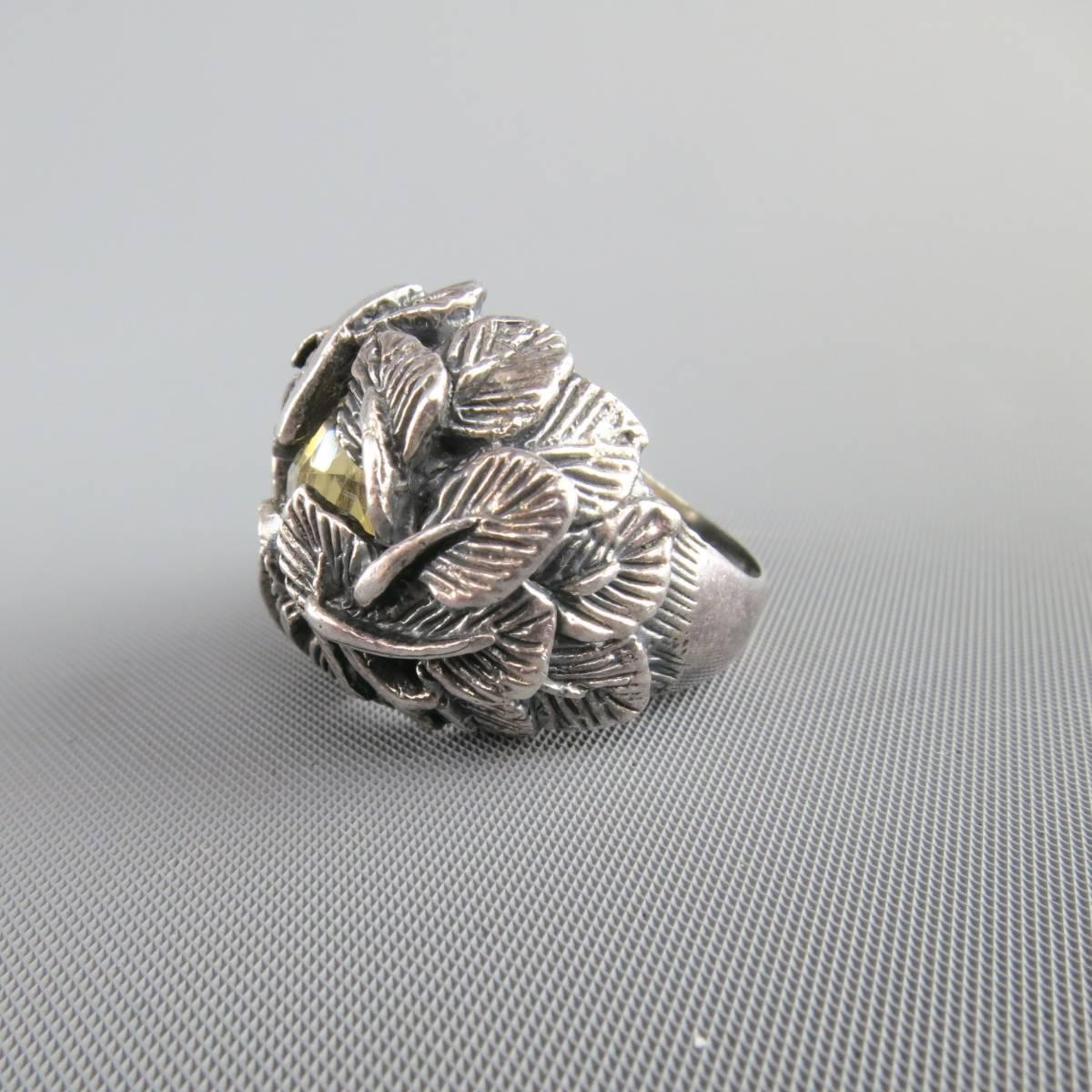 UGO CACCIATORI foliage ring comes in a leaf engraved sterling silver with yellow gem stone.
 
Excellent Pre-Owned Condition.
 
Size: 8
