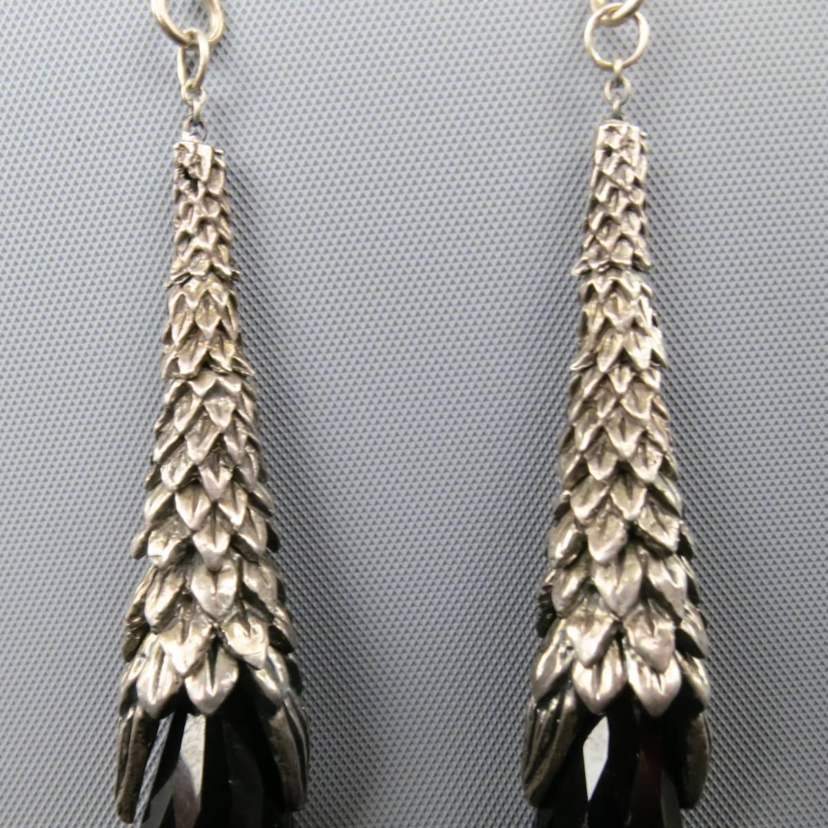 UGO CACCIATORI dangle earrings feature a leaf textured sterling silver drop with tear shaped black amethyst crystal.
 
Excellent Pre-Owned Condition.
Marked: 925
 
Length: 7 cm.
Width: 1 cm.


Web ID: 82042 
