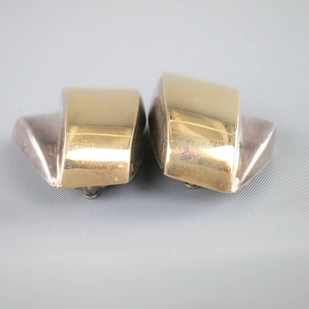 Vintage 1980's BIMA clip on earrings come in gold and silver toned sterling silver and feature an oversized art deco geometric motif. Tarnishing throughout. As-Is.
 
Fair Pre-Owned Condition.
Marked: 925
 
Length: 4 cm.
Width: 3 cm.


Web ID: 82036 