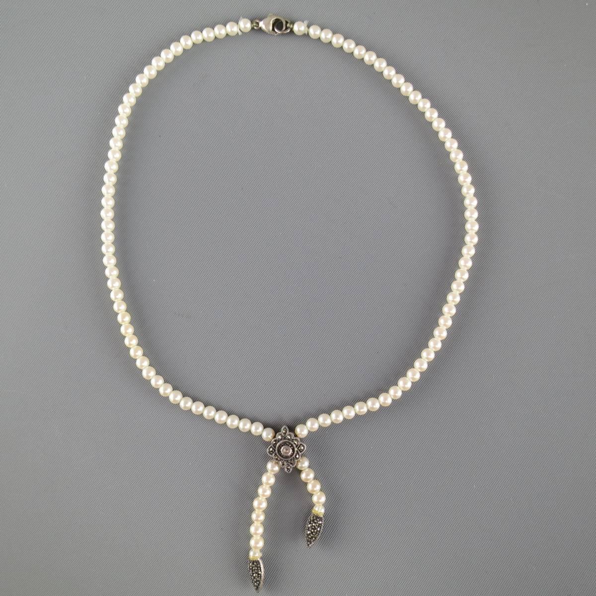 This vintage 1940's necklace features a thin strand of cultivate pearls with a sterling silver, crystal embellished center piece.
 
Excellent Pre-Owned Condition.
 
Length: 16 in.


Web ID: 82051 