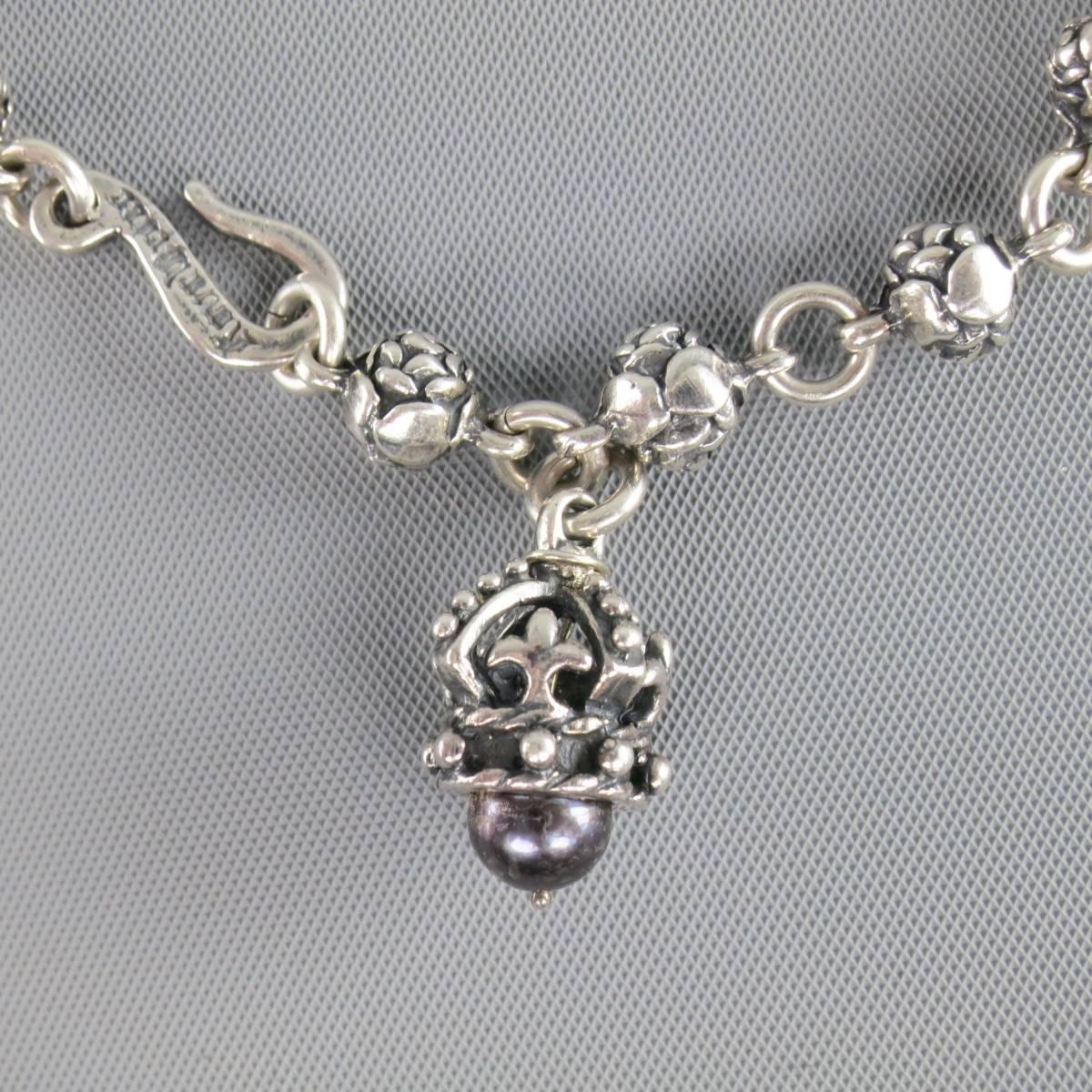 This sterling silver bracelet features a rose engraved chain strap with black pearl embellished crown charm.
 
Good Pre-Owned Condition.
Marked: 925
 
Length: 22.5 cm.
Charm: 1 x 1.5 cm.


Web ID: 81993 
