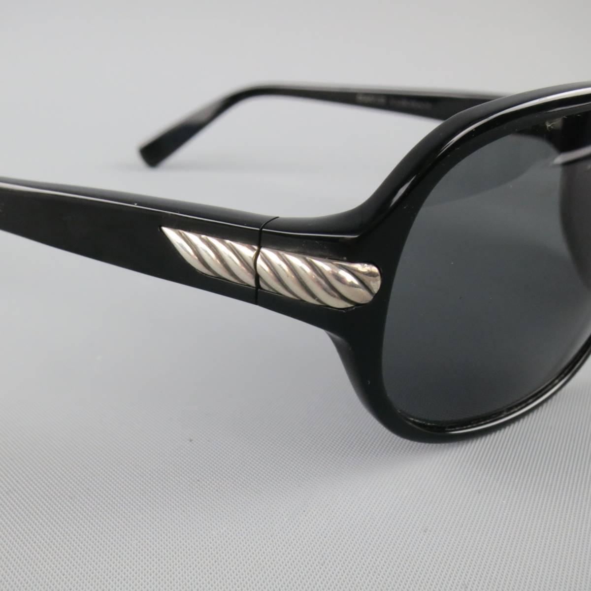DAVID YURMAN aviator sunglasses come in black acetate and feature a sterling silver rope textured accent on the arms.
 
Good Pre-Owned Condition.
Marked: 605 01 SS 61-15-132
 
Width: 5.5 in.
Height: 2 in.
Arm: 5.5 in.


Web ID: 44605 