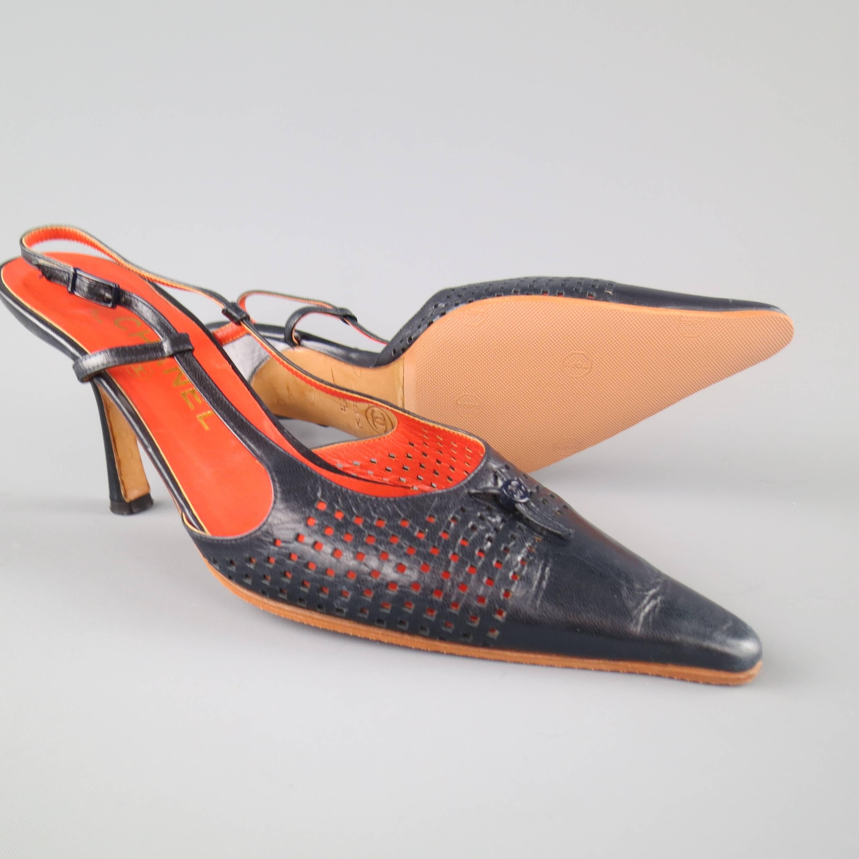 Vintage CHANEL slingback pumps in navy blue leather featuring a pointed toe with perforated cutouts and emblem detail, red interior, and covered stiletto heel. With box. Made in Italy.
 
Good Pre-Owned Condition.
Marked: IT 37.5
 
Heel: 3.5