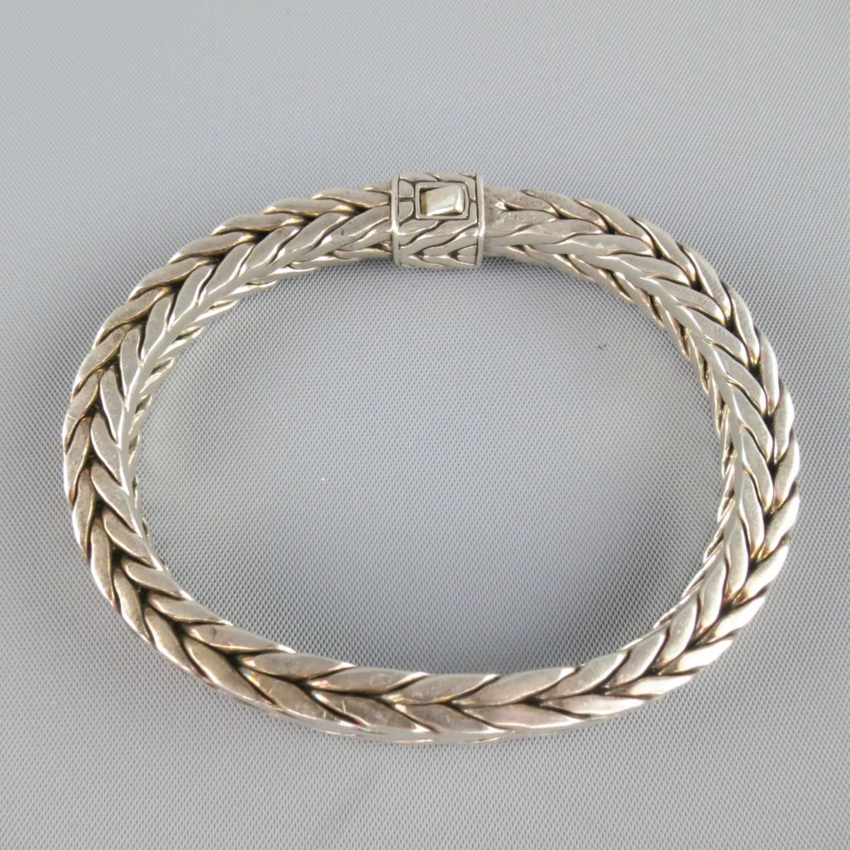 JOHN HARDY bracelet features a thick tapered braided sterling silver snake chain band with box closure.
 
Excellent Pre-Owned Condition.
 
Length: 21 cm.
Width: 1.5 cm.


Web ID: 82639 