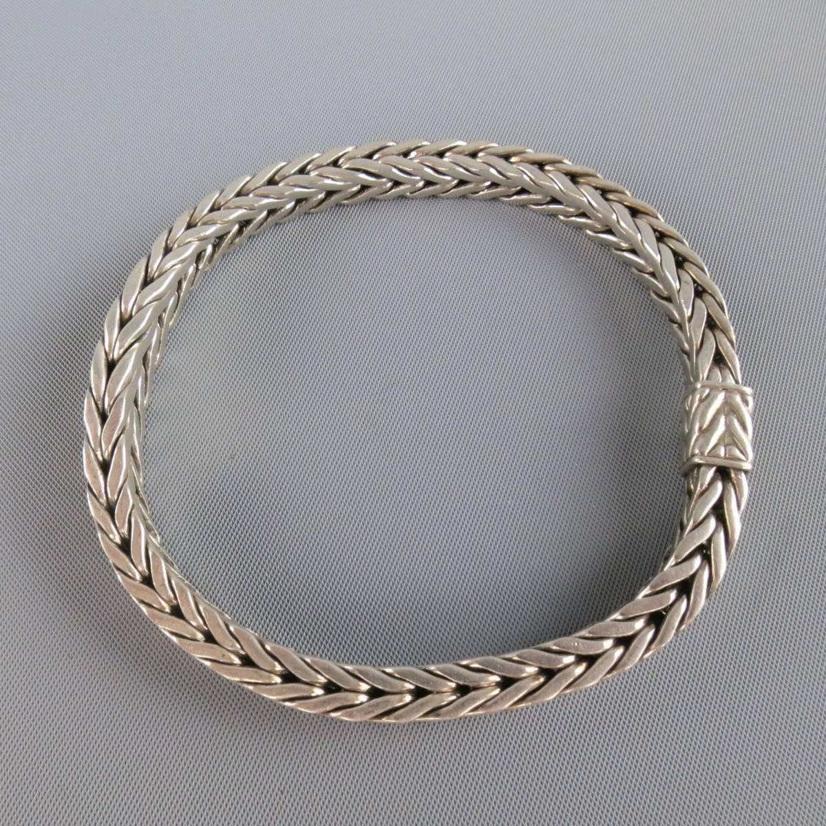 JOHN HARDY bracelet features a thick tapered braided sterling silver snake chain band with box closure.
 
Excellent Pre-Owned Condition.
 
Length: 23 cm.
Width: 1 cm.


Web ID: 82640 
