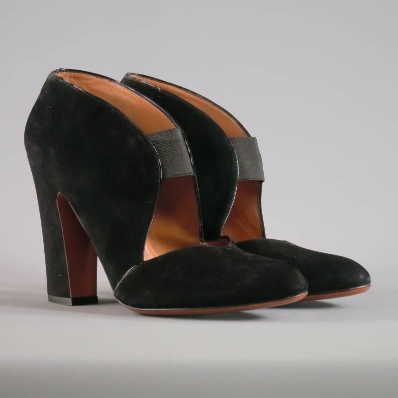 Very chic black suede booties by Alaia. These shoes are brand new and  feature a cut-out detail and patent leather piping. Made in Italy.
 
Excellent Pre-Owned Condition.
Marked: 40 IT  10 US
 
 
Measurements:
Heel: 4.5 inches


Web ID: 57087 
