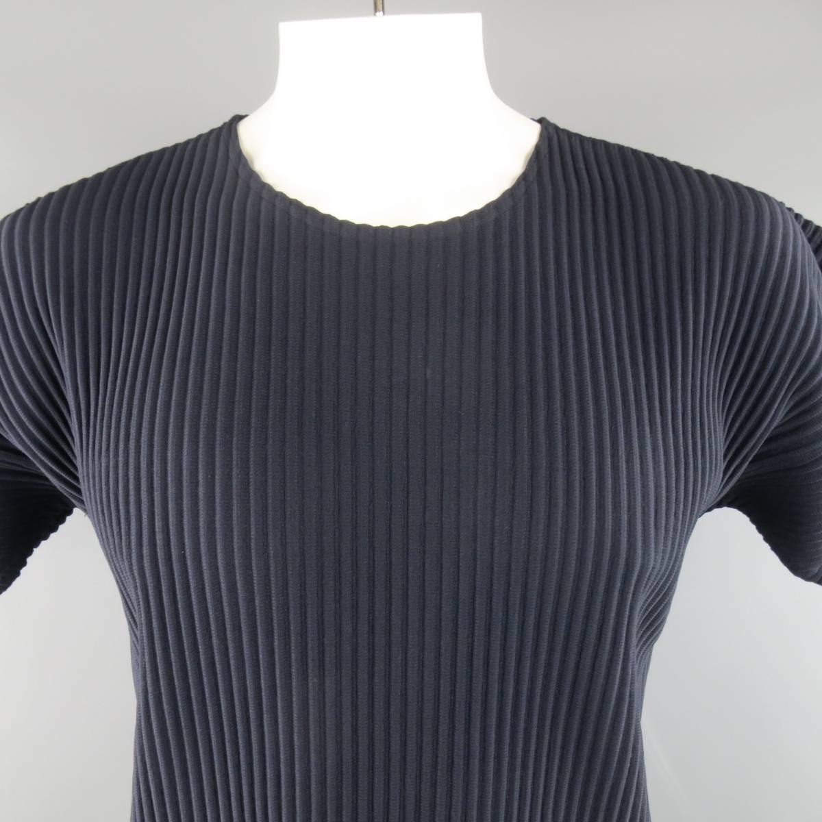 ISSEY MIYAKE HOMME PLISSE T-shirt comes in a deep navy blue thick ribbed pleated polyester and features a 2D construction with w crewneck and square sleeves.
 
Excellent Pre-Owned Condition.
Marked: JP 4
 
Measurements:
 
Shoulder: 24 in.
Chest: 44