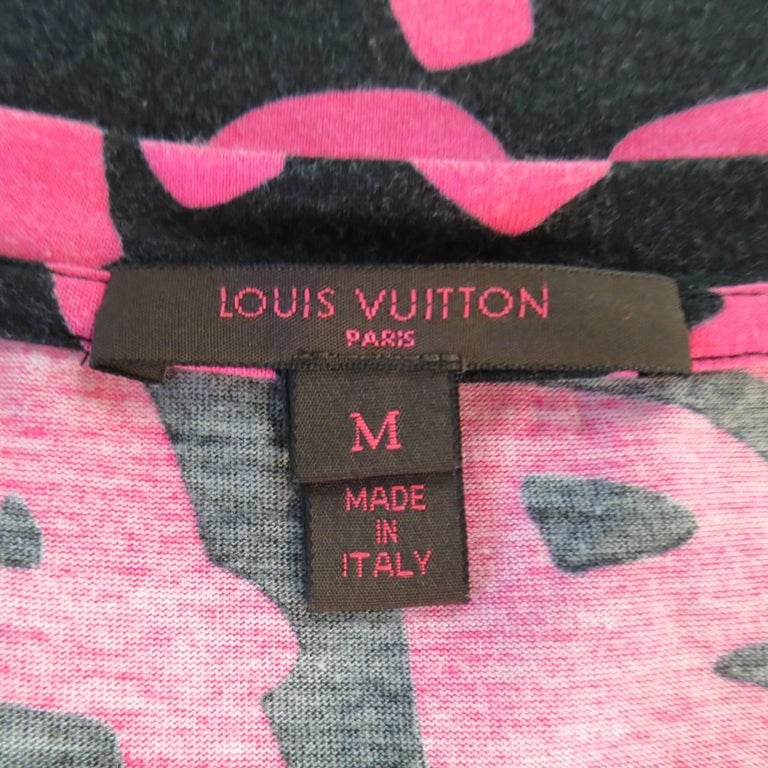 LOUIS VUITTON Size M Black and Pink STEPHEN SPROUSE Graffitti Print V Neck T-shirt at 1stdibs
