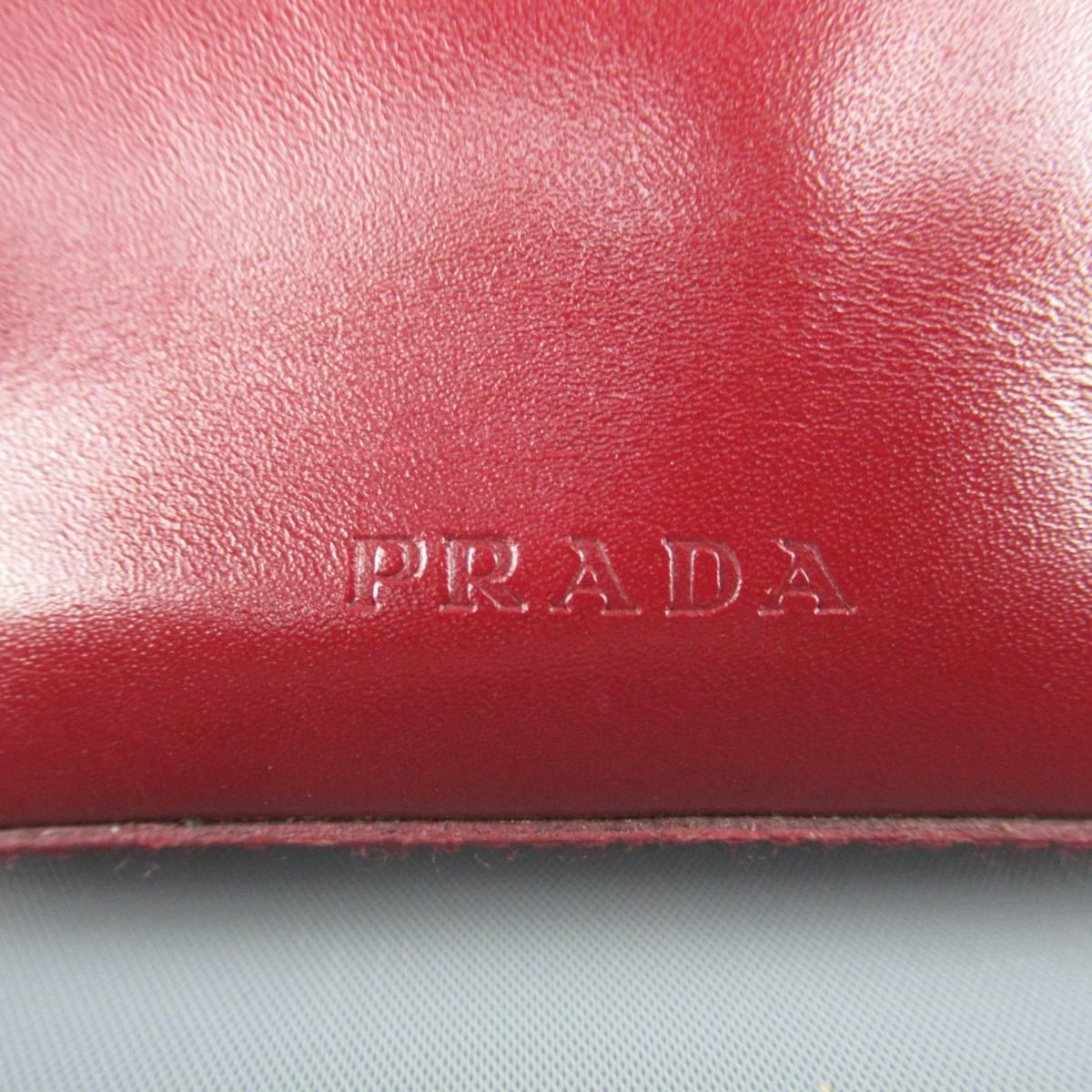 Retro style PRADA coin purse in burgundy leather with embossed logo at front and silver tone kiss lock top closure. Made in Italy.
 
Good Pre-Owned Condition.
 
Measurements:
 
Length: 5.5 in.
Width: 1 in.
Height: 3.25 in.


Web ID: 82667