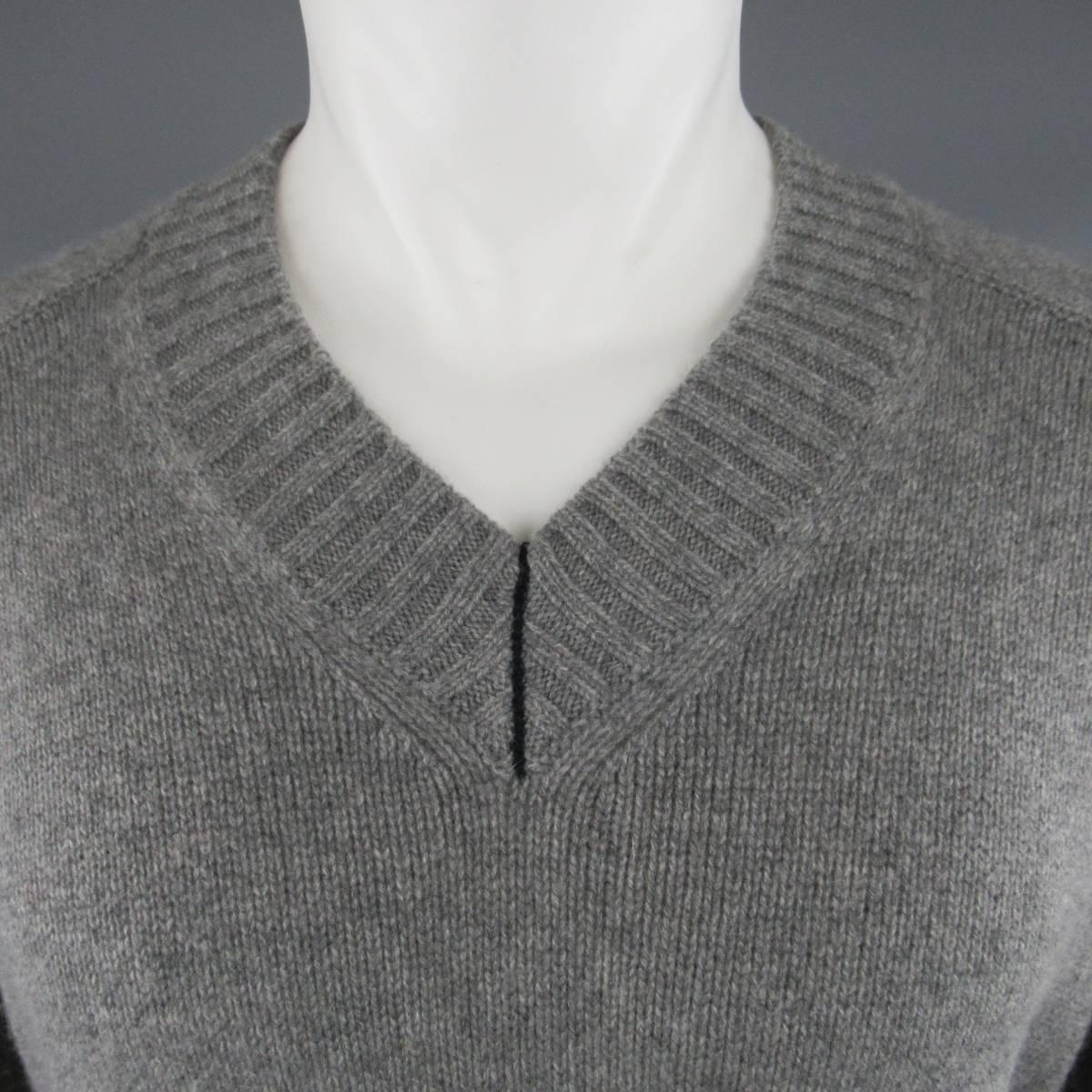 BRUNELLO CUCINELLI Sweater consists of cashmere material in a grey color tone. Designed with a v-neck collar, raglan shoulder and ribbed cuff and hem. Made in Italy.
 
Good Pre-Owned Condition
Marked Size: 46
 
Measurements
 
Shoulder: 15 in.
Chest: