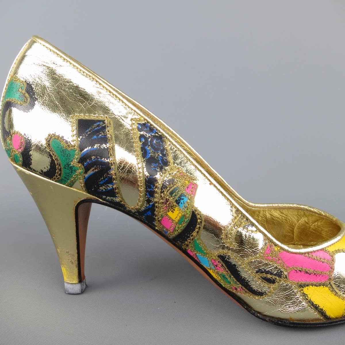1980s GIANNI VERSACE 8 Gold Metallic VOGUE Print Leather Pumps In Good Condition In San Francisco, CA