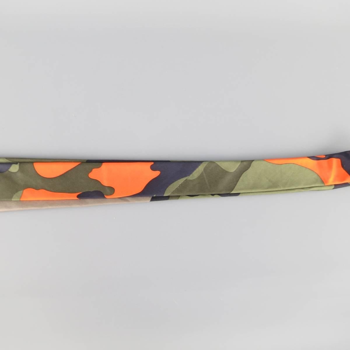 VALENTINO dress tie comes in large scale camouflage print with hues of olive green, charcoal gray  and black with neon orange details on back. Made in Italy.
 
Excellent Pre-Owned Condition.
 
Width: 3.25 in.

SKU: 83860