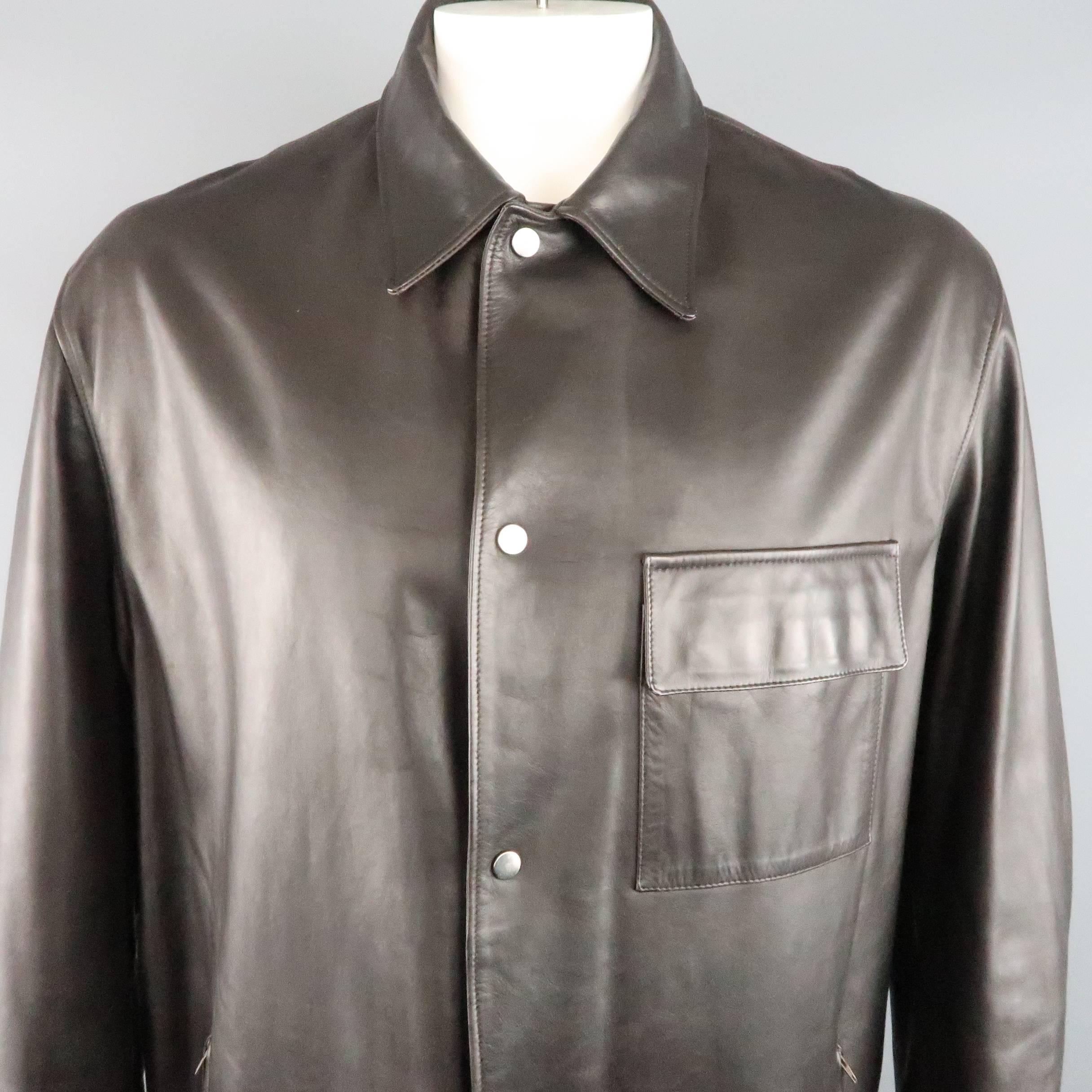 VALENTINO UOMO jacket comes in chocolate brown leather and features a pointed collar, patch flap breast pocket, zip pockets, and silver tone snaps. Made in Italy.
 
Good Pre-Owned Condition.
Marked: (no tag)
 
Measurements:
 
Shoulder: 21 in.
Chest: