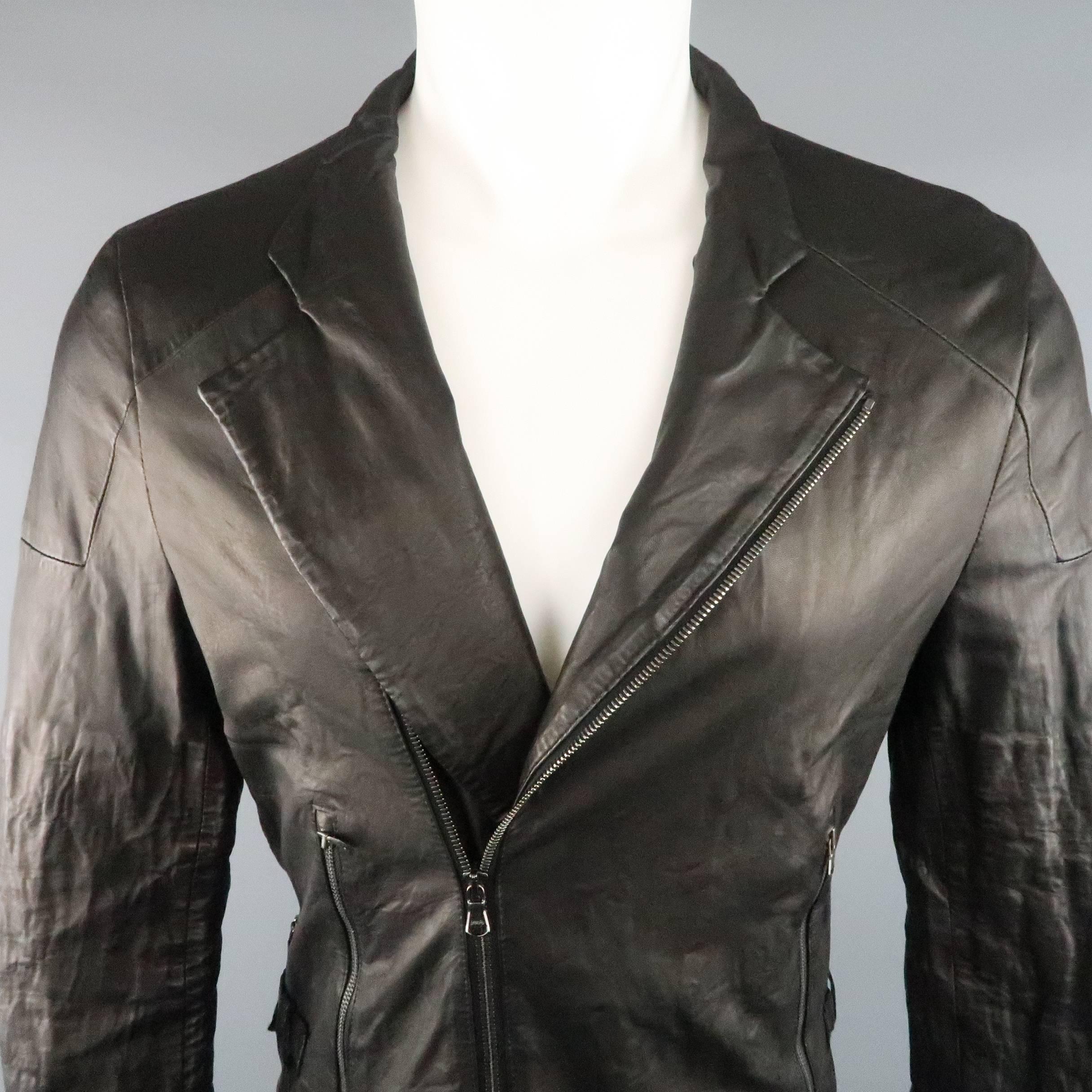 FORME 3’3204322896 biker style jacket comes in light weight wrinkle distressed leather and features an asymmetrical zip closure, pointed lapel, zip pockets, and belted tabs. Made in Italy.
 
Excellent Pre-Owned Condition.
Marked: IT 50
