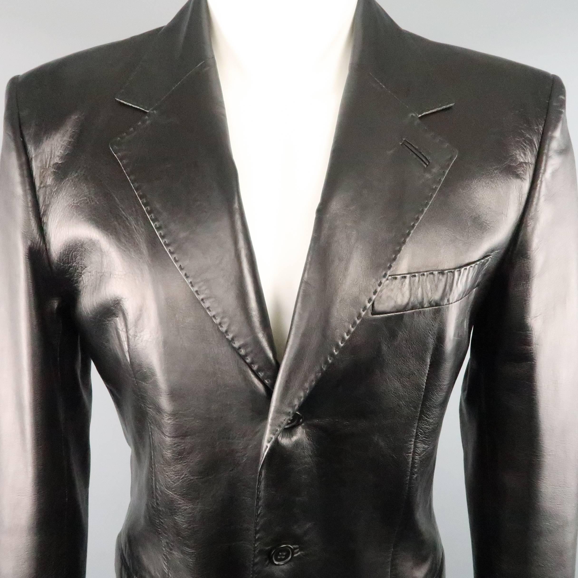 YVES SAINT LAURENT by TOM FORD sport coat jacket comes in a soft black leather and features a notch lapel with top stitching details, three button closure, flap pockets, functional button cuffs, and double vented back. Made in Italy.
 
Excellent
