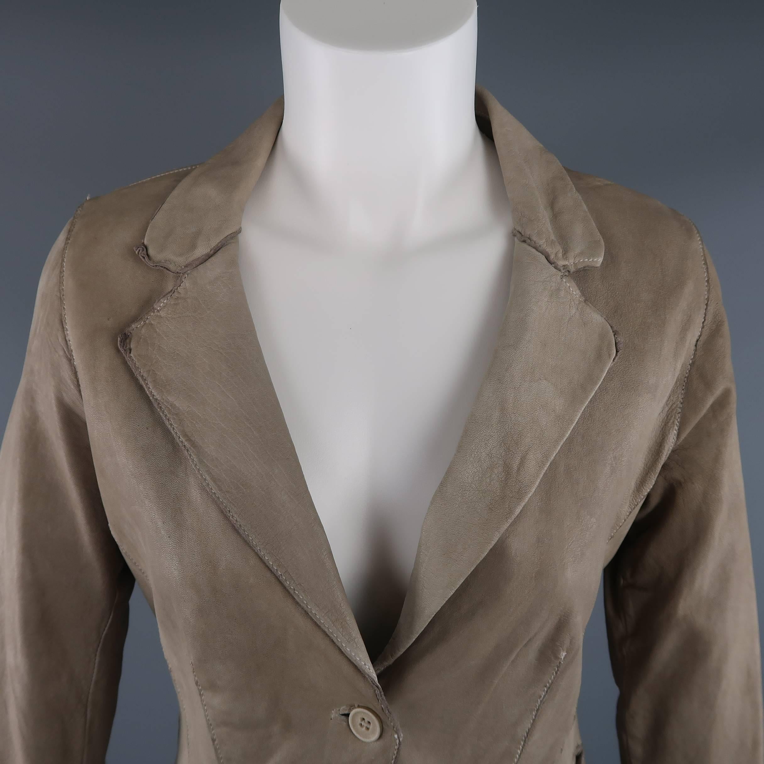 TRANSIT PAR-SUCK sport coat comes in a light washed taupe dyed distressed leather and features a notch lapel, two button closure, slip pockets, and extended crepe liner. Made in Italy.
 
Good Pre-Owned Condition.
Marked: 2

Original Retail Price: