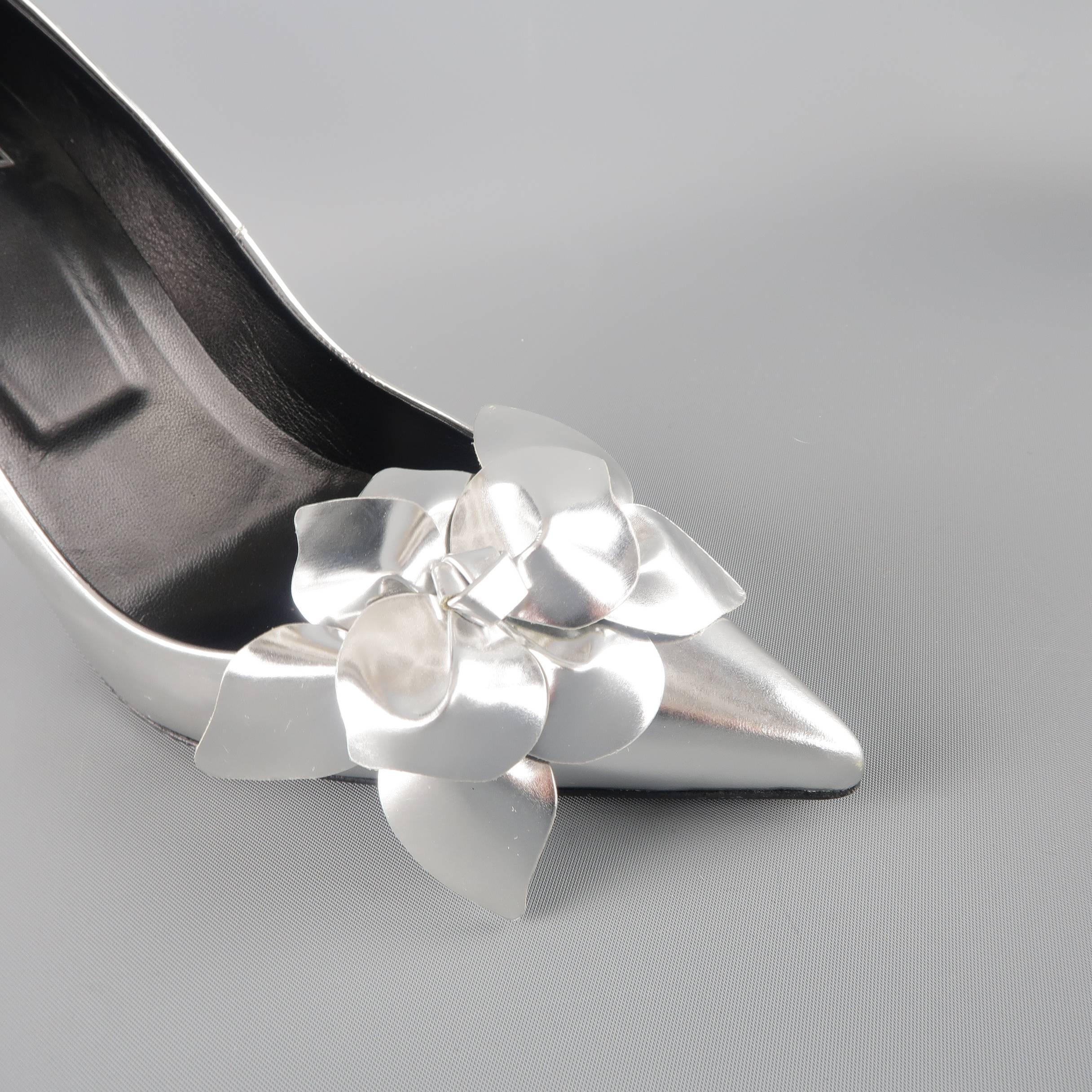 ROGER VIVIER “Privilege Porcelaine” pumps come in metallic silver leather and feature a pointed toe, covered stiletto heel, and leather flower and leaf appliques. Never worn. Made in Italy.
 
New without Tags.
Marked: IT 39
 
Heel: 4.25 in.


SKU: