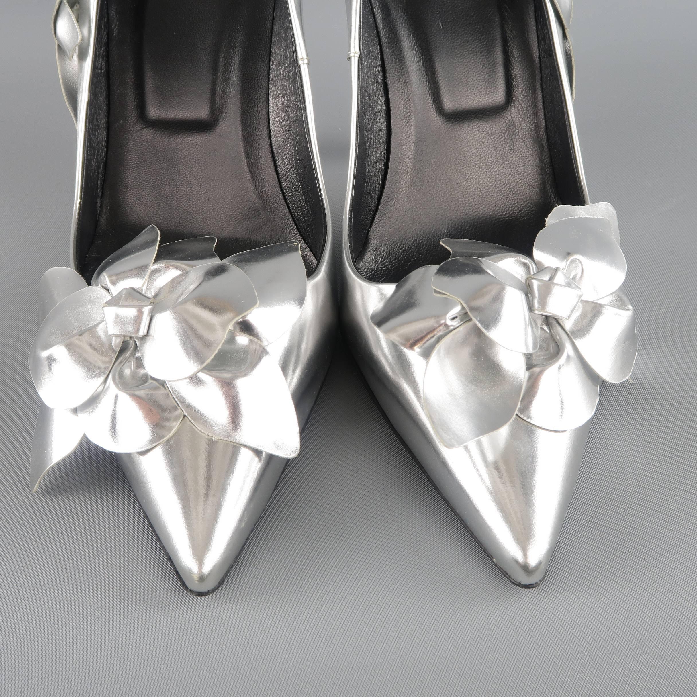 ROGER VIVIER 9 Silver Leather Pointed Toe “Privilege Porcelaine” Flower Pumps In New Condition In San Francisco, CA