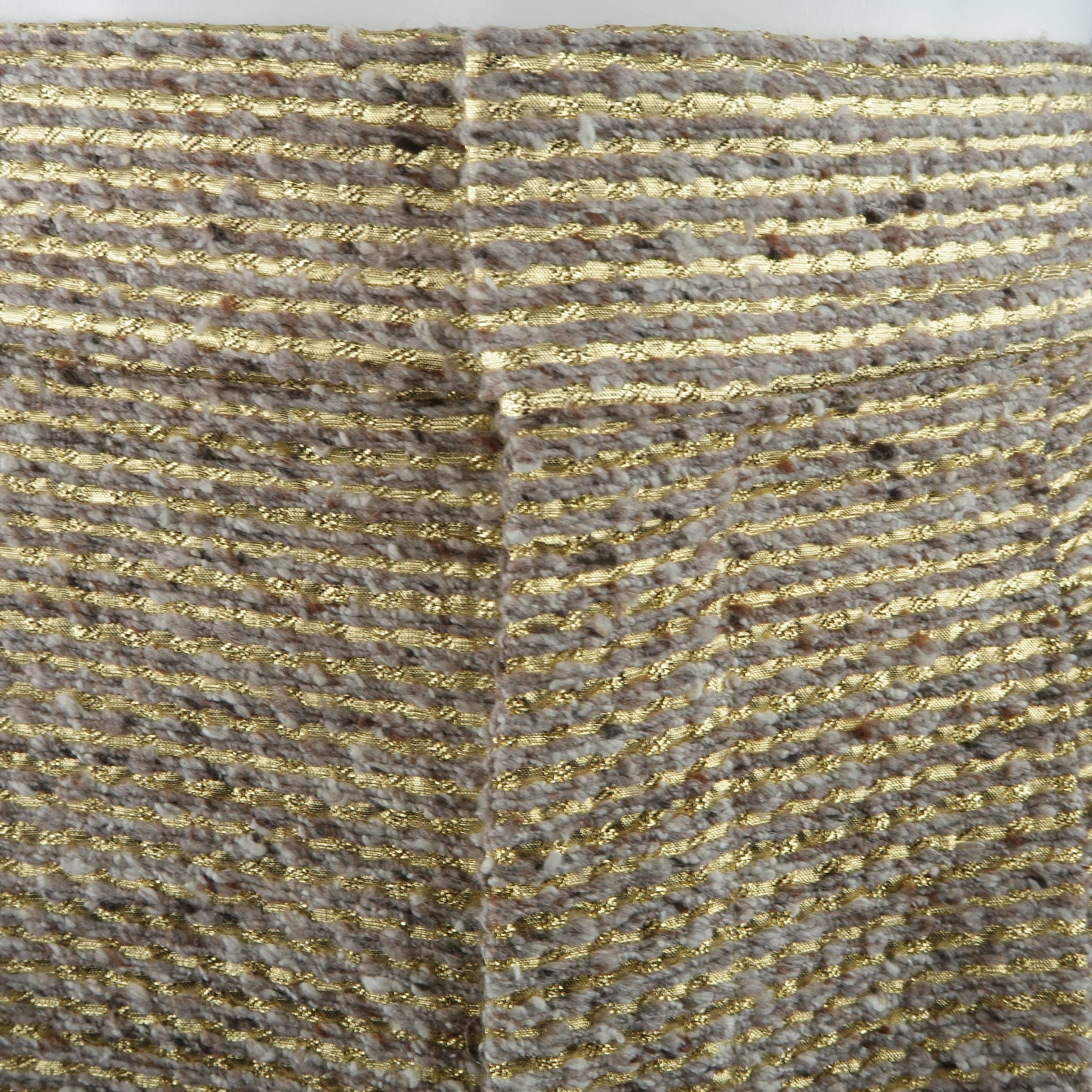 CHLOE dress shorts come in a beige & metallic gold striped tweed fabric with a high rise and single pleat front.
 
Excellent Pre-Owned Condition.
Marked: EU 36
 
Measurements:
 
Waist: 14 in.
Rise: 13 in.
Length: 4 in.
Leg Opening: 26 in.


SKU: