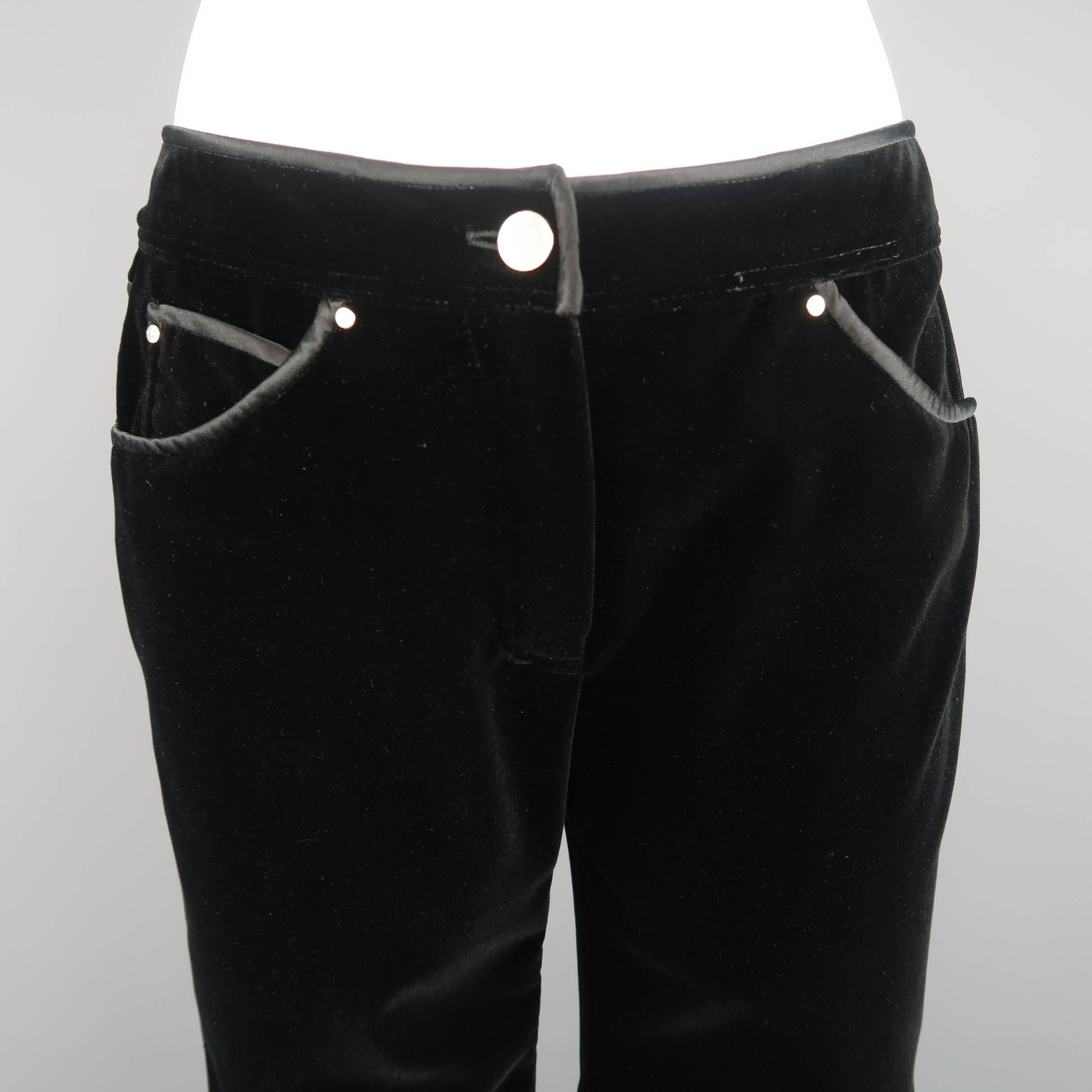 VALENTINO jeans come in plush black velvet and feature silk satin piping, simulated pockets, light gold tone hardware, V embroidered patch pockets, and a slim straight cut leg. Made in Italy.
 
Excellent Pre-Owned Condition.
Marked: 6
