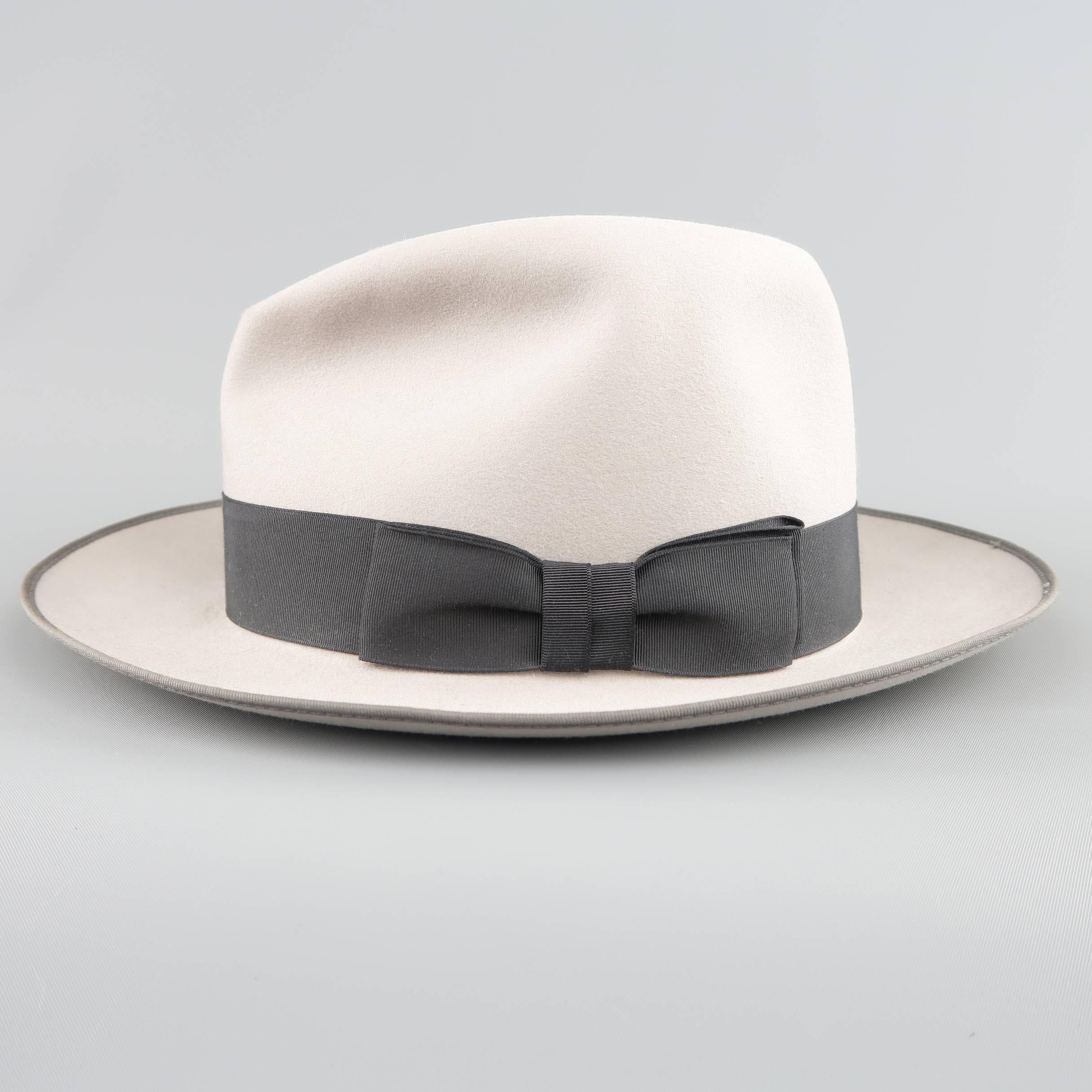 OPTIMO for WILKES BASHFORD fedora comes in light silver  gray felt with black grosgrain ribbon and charcoal faille piping.  Includes original box.
 
Excellent Pre-Owned Condition.
Marked: 59
 
Size: 7 3/8
Brim: 2.5 in.


SKU: 85253