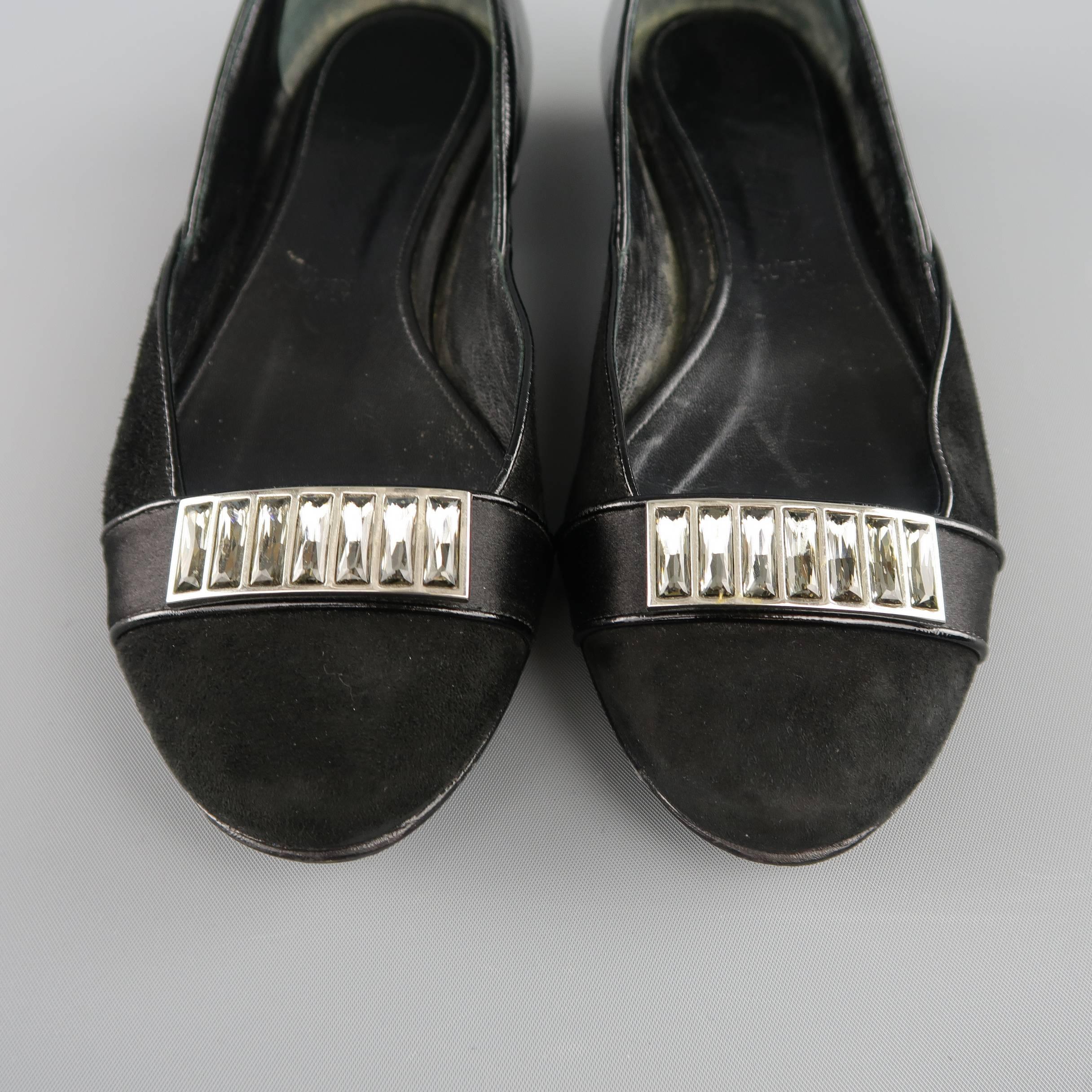 JUDITH LEIBER flats come in black suede and feature a patent leather heel panel, and satin strap detail with rhinestone brooch applique. Made in Italy.
 
Good Pre-Owned Condition.
Marked: 5 B
 
Outsole: 9 x 3 in.


SKU: 79247