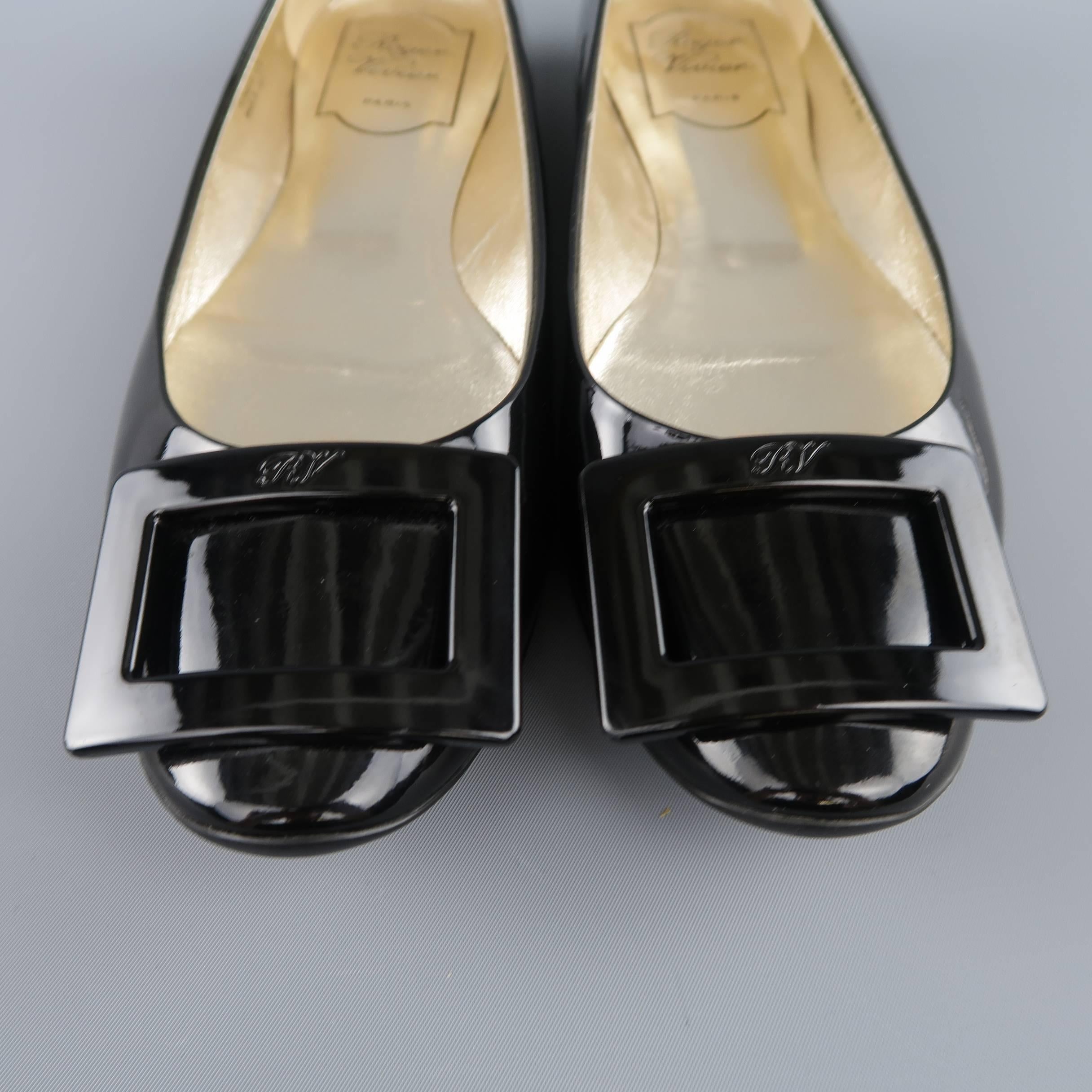 ROGER VIVIER Gommette ballet flats come in glossy patent leather and feature metallic gold leather lining, rubber sole, and oversized engraved buckle. Made in Italy.
 
Excellent Pre-Owned Condition.
Marked: IT 37.5
 
Outsole: 10 x 3 in.


SKU: 83389