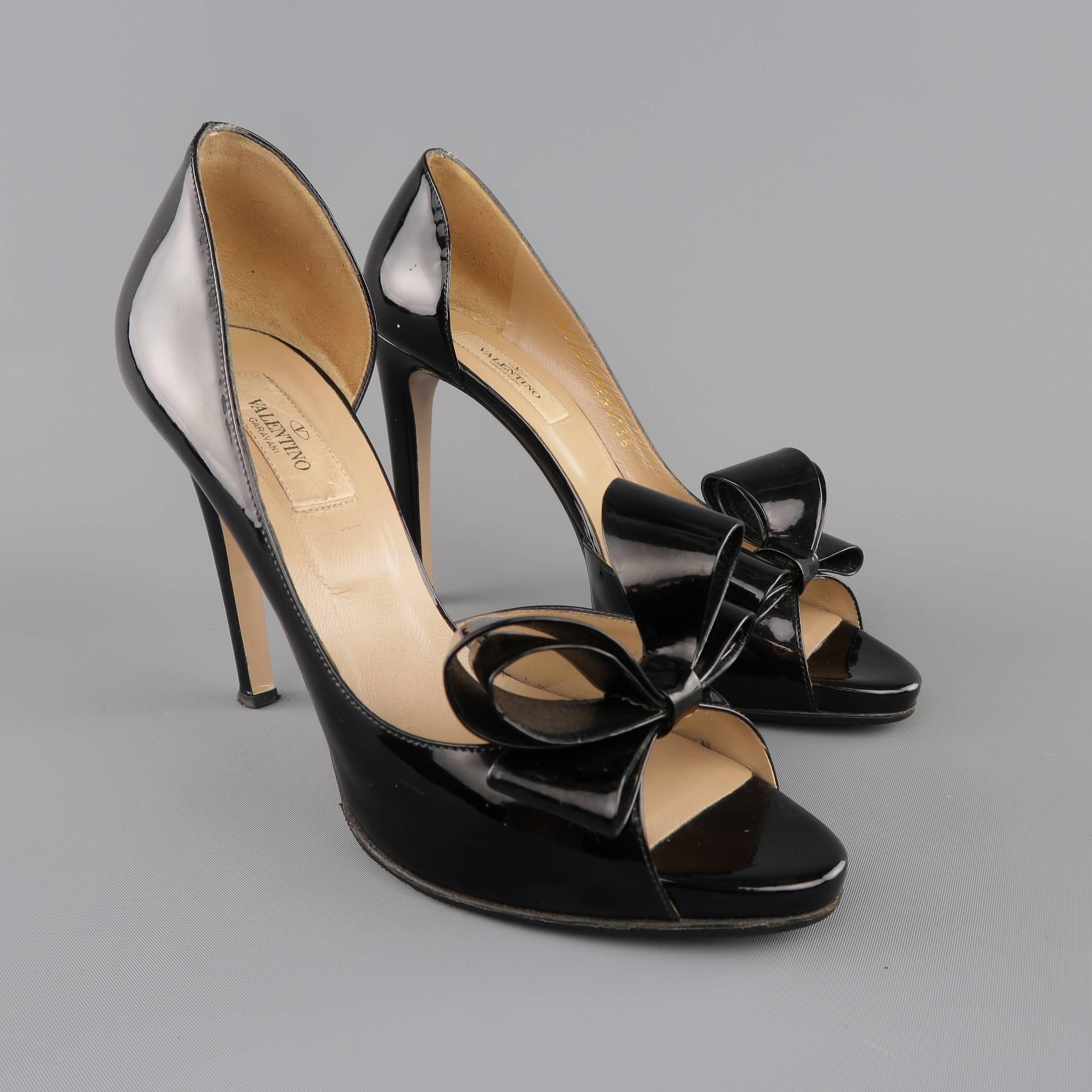 VALENTINO d'orsay pumps come in high gloss patent leather and feature a covered platform, peep toe, and structural bow detail. Made in Italy.
 
Good Pre-Owned Condition.
Marked: IT 38
 
Measurements:
 
Heel: 4 in.
Platform: 0.5 in.

SKU: 83824