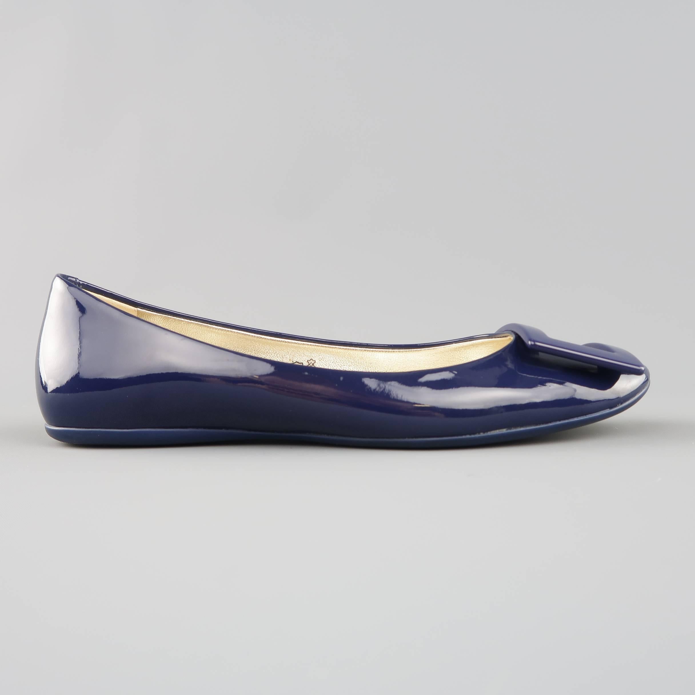 ROGER VIVIER Gommette ballet flats come in glossy patent leather and feature metallic gold leather lining, rubber sole, and oversized engraved buckle. Made in Italy.
 
Excellent Pre-Owned Condition.
Marked: IT 37.5
 
Outsole: 10 x 3 in.

SKU: 83380