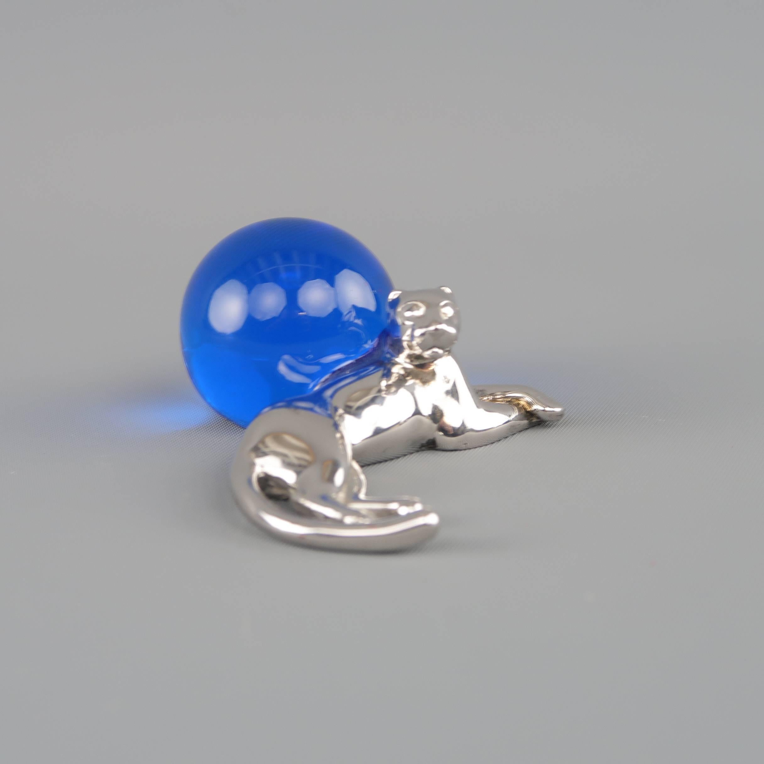 CARTIER mini paperweight features a polished sterling panther with royal blue glass crystal ball. Includes original suede dust bag. Made in Spain.
 
Good Pre-Owned Condition.
Marked: 925 SPAIN
 
Panther: 2.25 x 0.85 in.
Ball: 1.10 in.

SKU: 85631