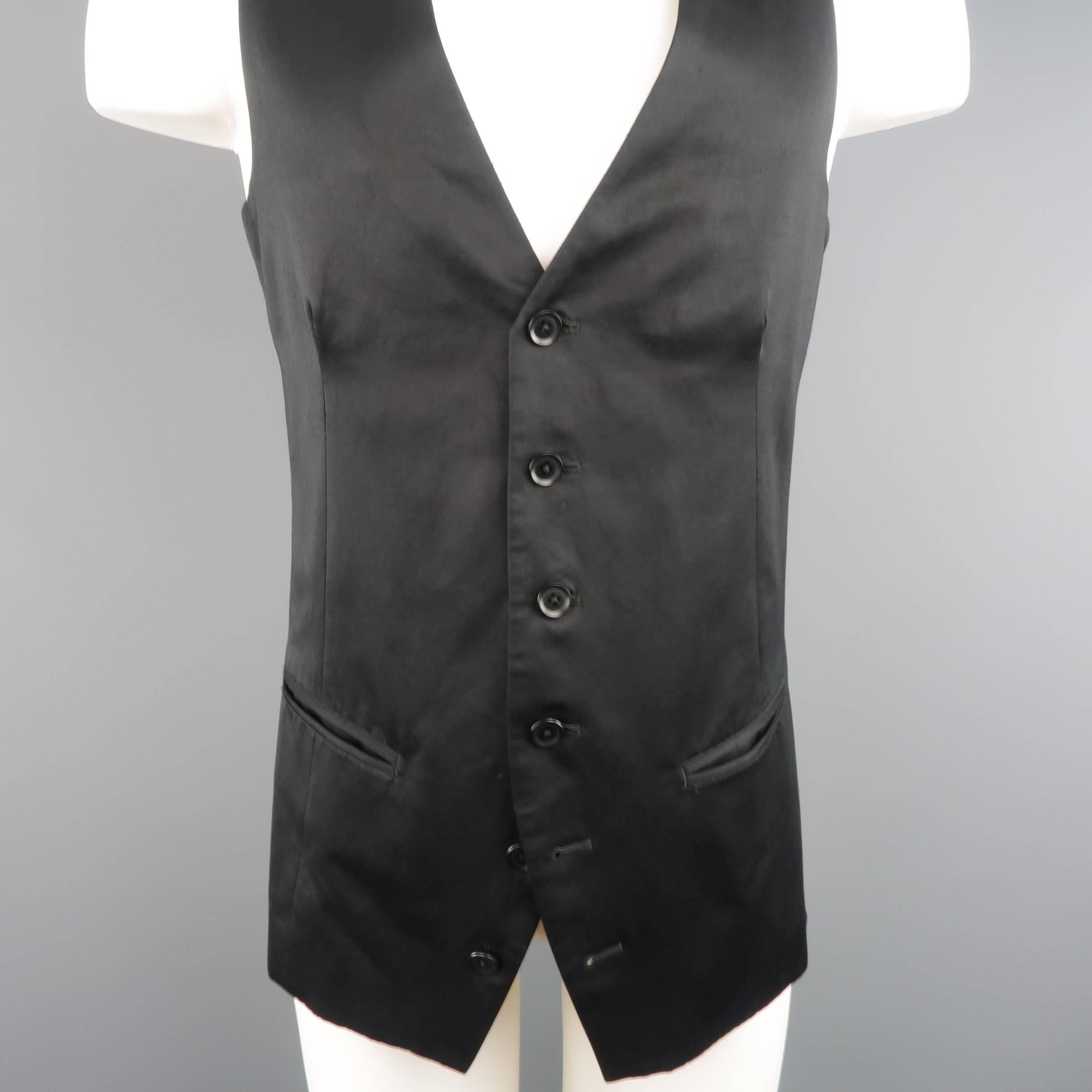 YOHJI YAMAMOTO Pour Homme Vest comes in black cotton linen and features a V neck, button up front with cropped hem back in patchwork brocade. Made in Japan.
 
Good Pre-Owned Condition.
Marked: JP 3
 
Measurements:
 
Shoulder: 12.95 in.
Chest: 41