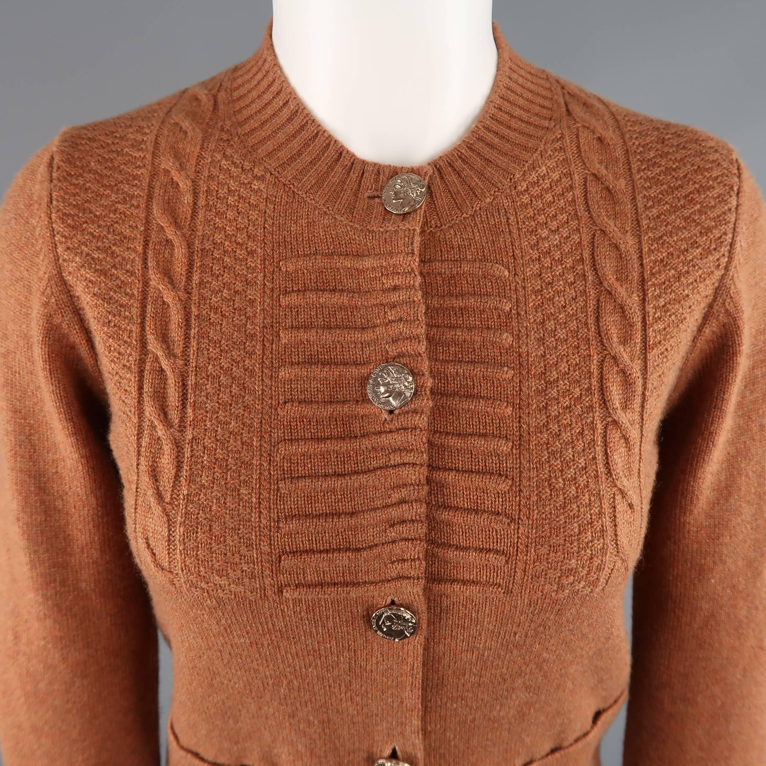 CHANEL cardigan comes in a light brown cashmere knit with a ribbed crewneck, patch pockets, unique cable knit textured panels and silver tone Paris A Rome coin buttons. Made in UK.
 
Excellent Pre-Owned Condition.
Marked: FR 36
 
Measurements:
