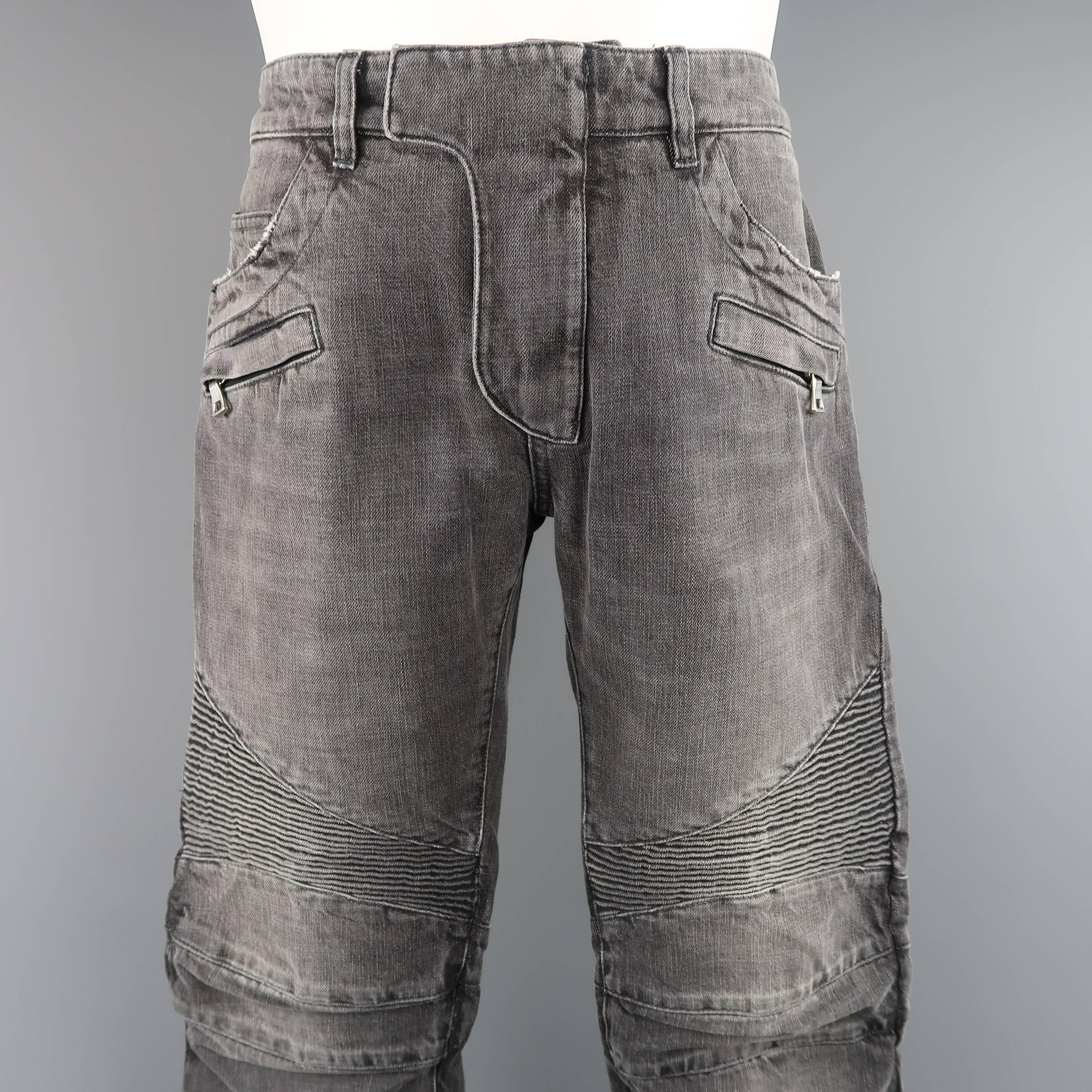 BALMAIN moto jeans come in gray distressed washed look denim  and feature slanted zip pockets, biker style ribbed knee pads and details.  Made in Italy.
 
Good Pre-Owned Condition.
Marked: 32
 
Measurements:
 
Waist: 33 in.
Rise: 10 in.
Inseam: 37