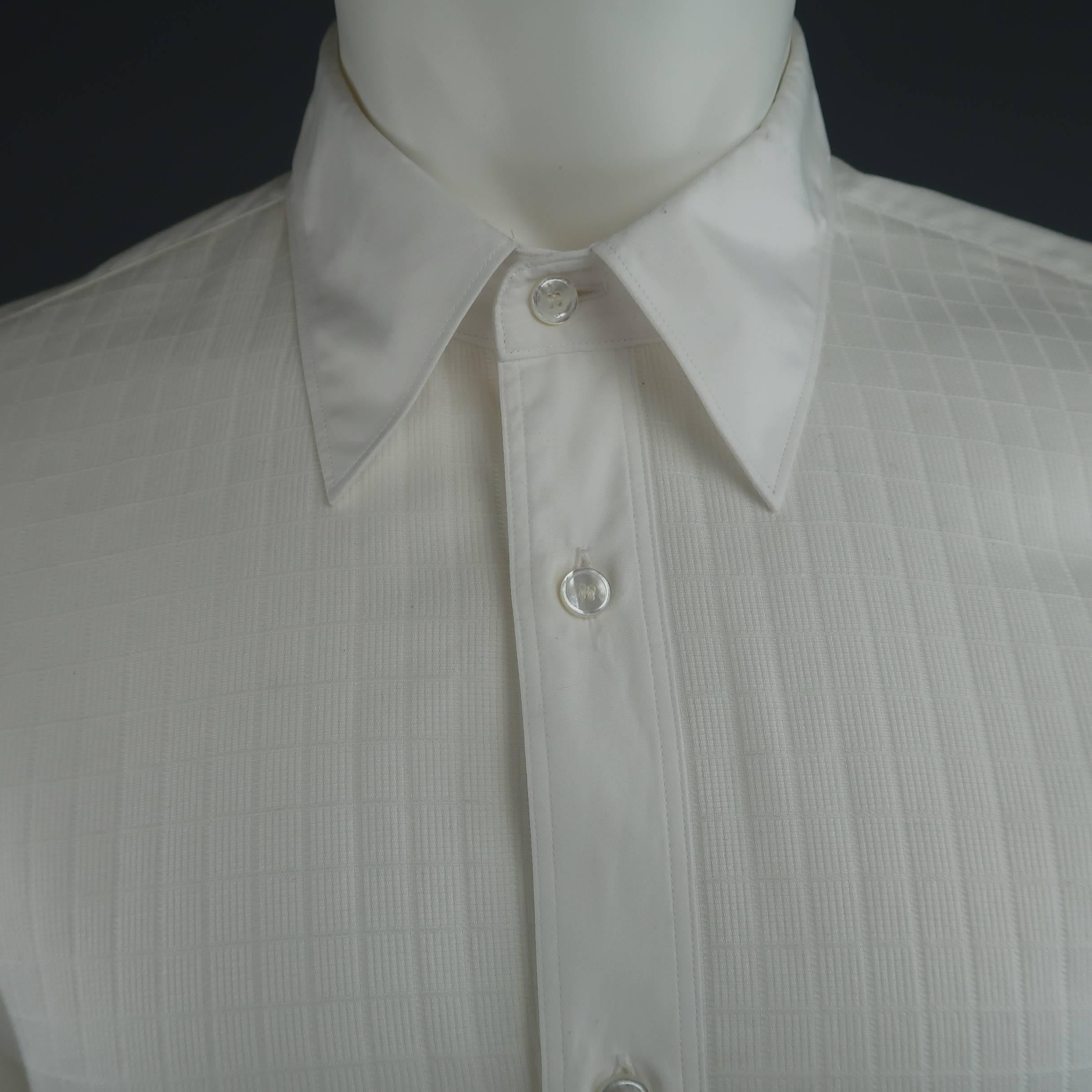 JUNYA WATENABE MAN COMMES des GARCONS shirt comes in a grid textured white cotton and features a smooth pointed collar and frontal placket with tab. Made in Japan.
 
Excellent Pre-Owned Condition.
Marked: XL
 
Measurements:
 
Shoulder: 18 in.
Chest: