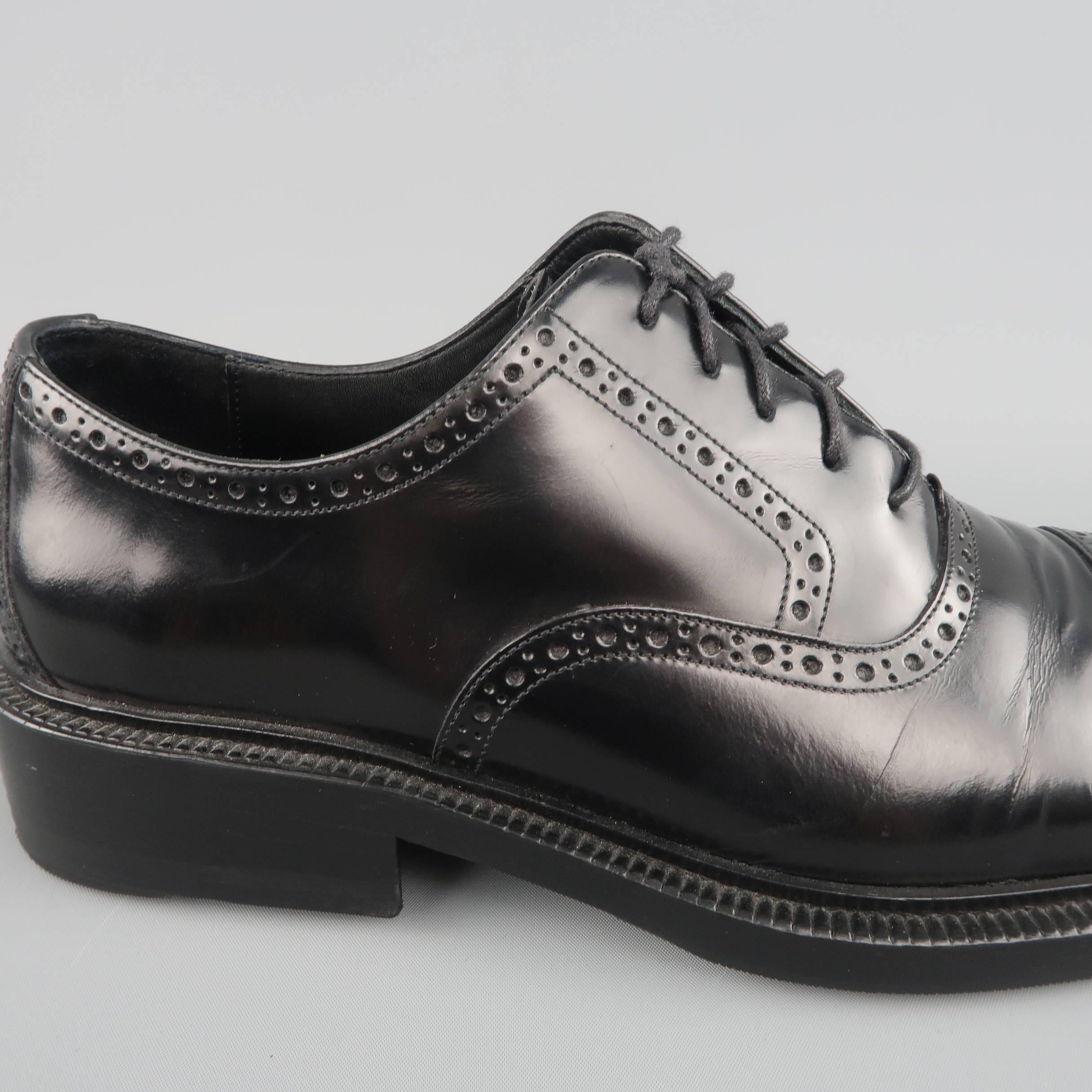 GUCCI dress shoes come in polished black leather and feature a square cap toe and perforated brogue details throughout. Made in Italy.
 
Good Pre-Owned Condition.
Marked: UK 8 D
 
Outsole: 12 x 4 in.

SKU: 84233