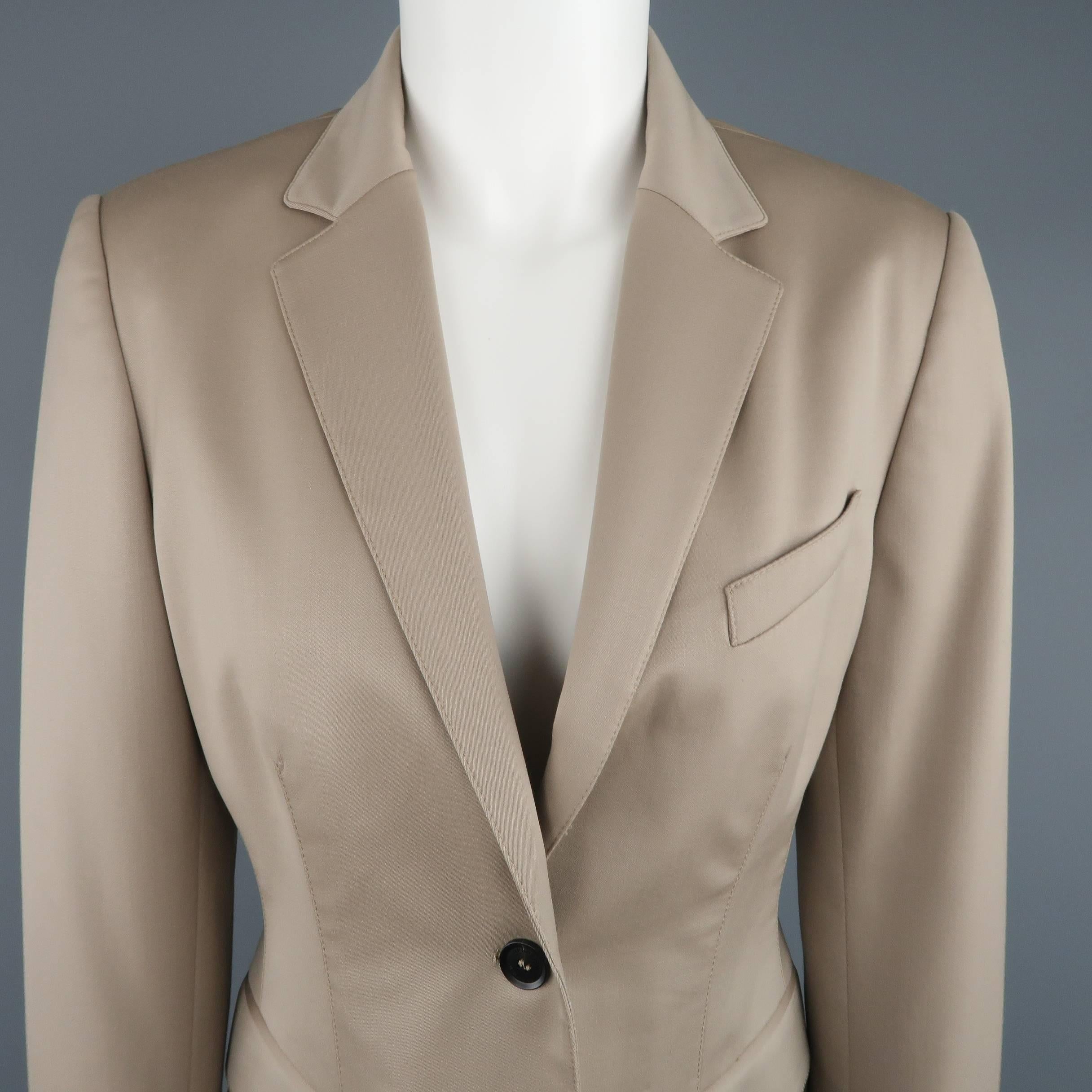Classic BURBERRY PRORSUM tailored sport coat blazer in a light weight khaki beige stretch virgin wool material featuring a notch lapel, single breasted, two button closure, and faux flap pockets. Made in Italy.
 
Excellent Pre-Owned