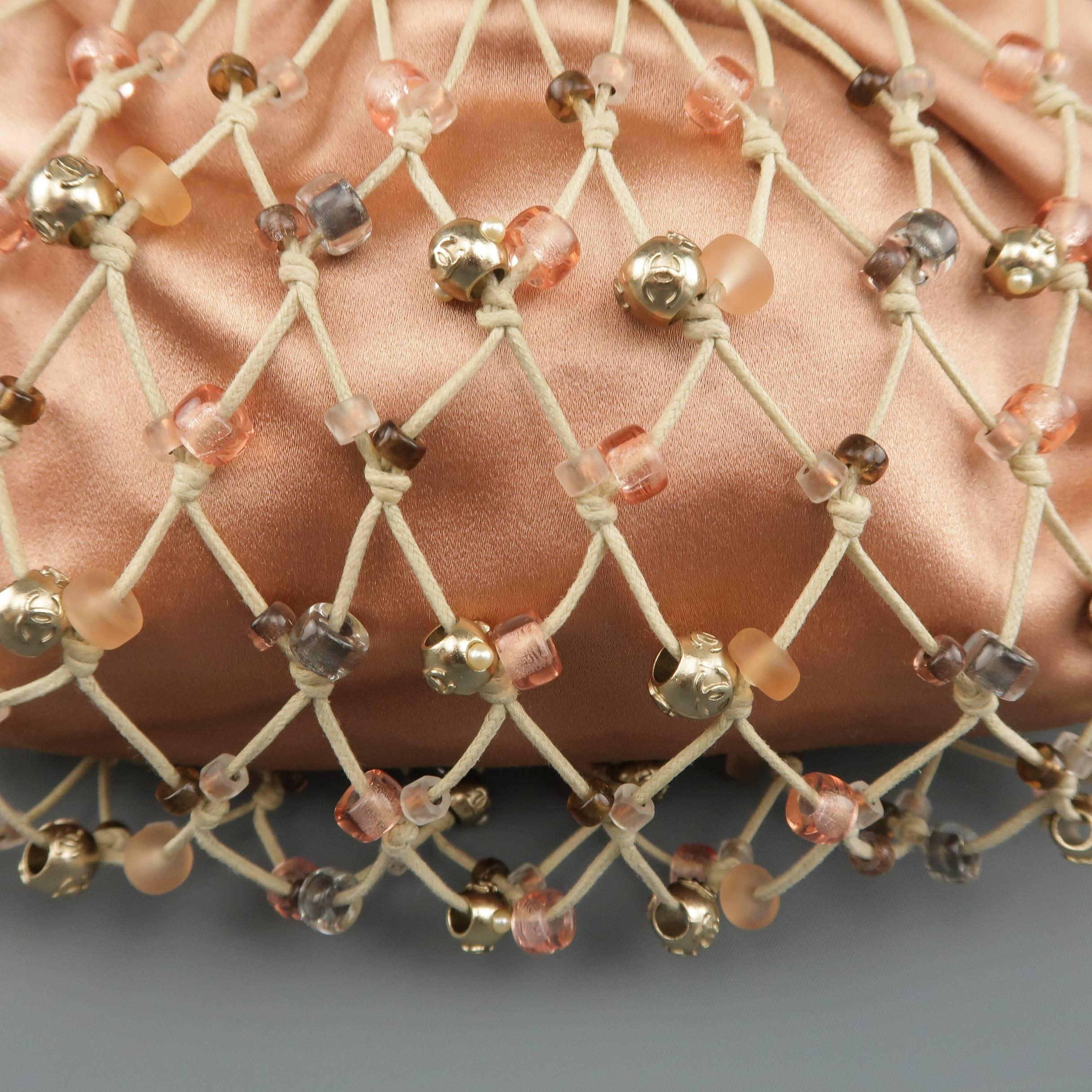 Seltene Chanel-Handtasche aus lachsrosafarbenem Seidensatin mit perlenbesetztem beigem Netzüberzug und einem dicken lederbezogenen Griff. Geringe Abnutzung am Griff und Flecken im Innenfutter. So wie es ist. Hergestellt in Frankreich. 


