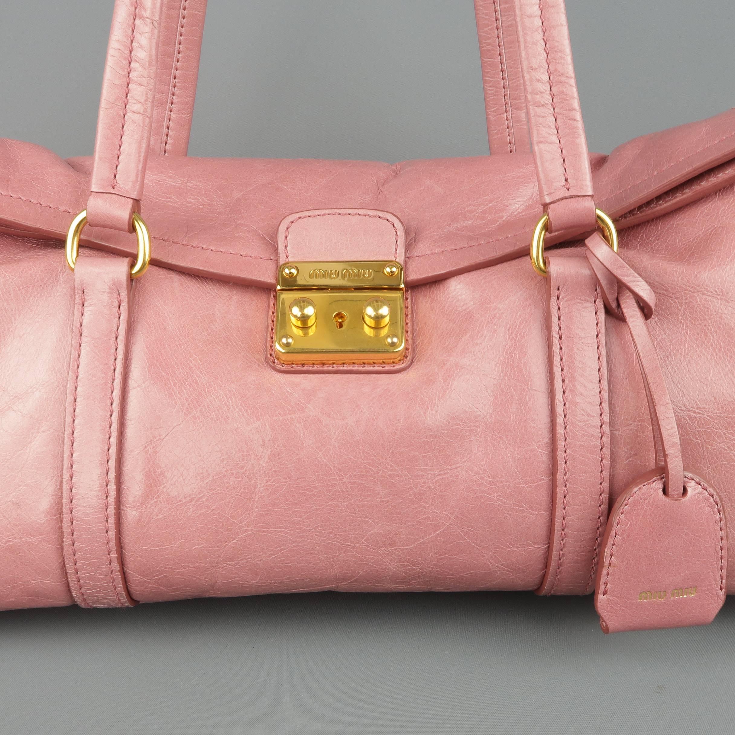 MIU MIU shoulder bag comes in a rose pink textured leather and features a top flap with snaps, gold tone faux lock closure, key clochette with hoop, back zipper, and burgundy lining. Made in Italy.
 
Excellent Pre-Owned Condition.
 
Measurements:
