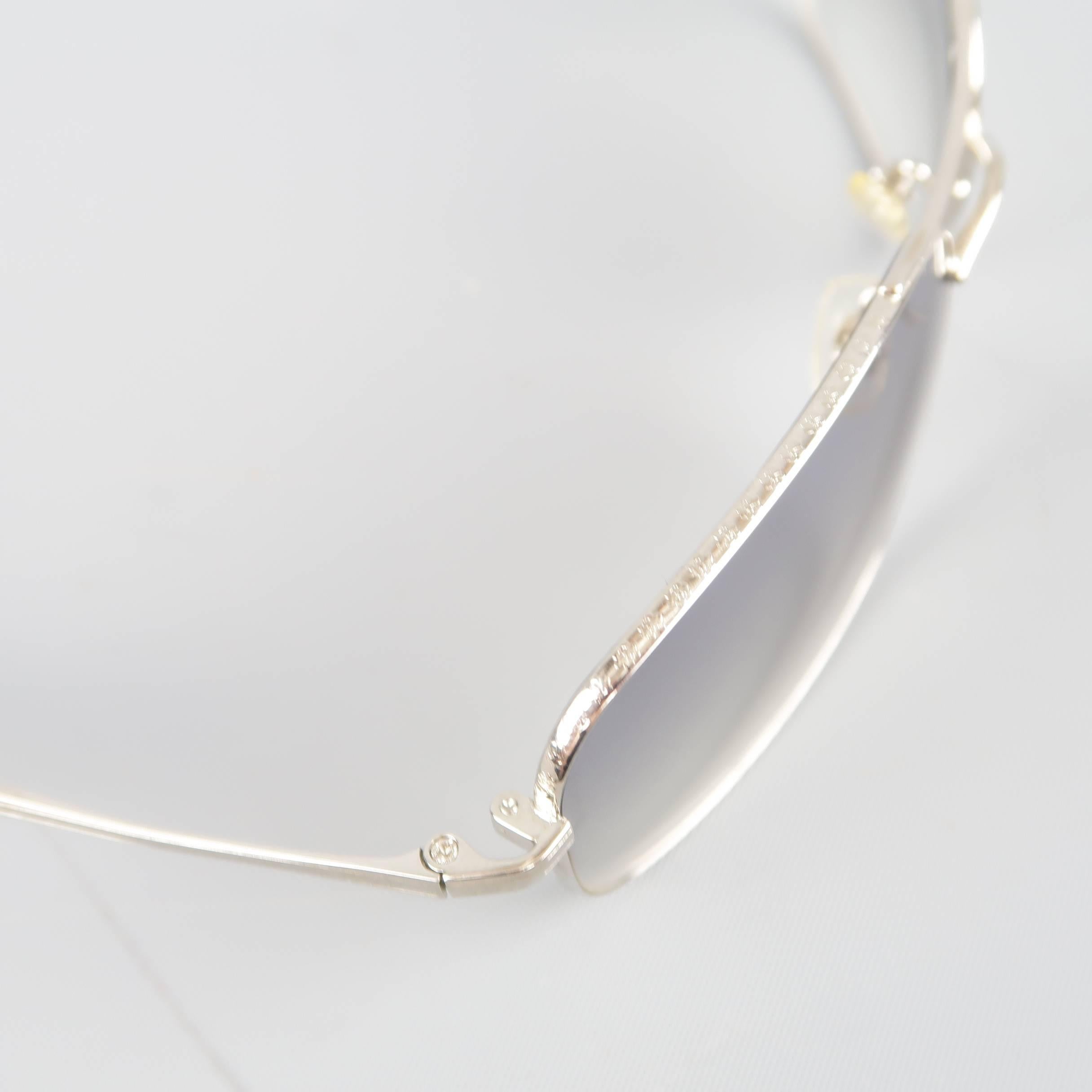 Die CHROME HEARTS „Skysaw I“-Sonnenbrille ist in Silber-Meta gehalten und verfügt über quadratische:: leicht verlaufende Gläser und gravierte Holzbügel. Durchgehend tragen und Arm locker. Wie es ist. Hergestellt in Japan. 
 
Fair Pre-Owned Zustand.