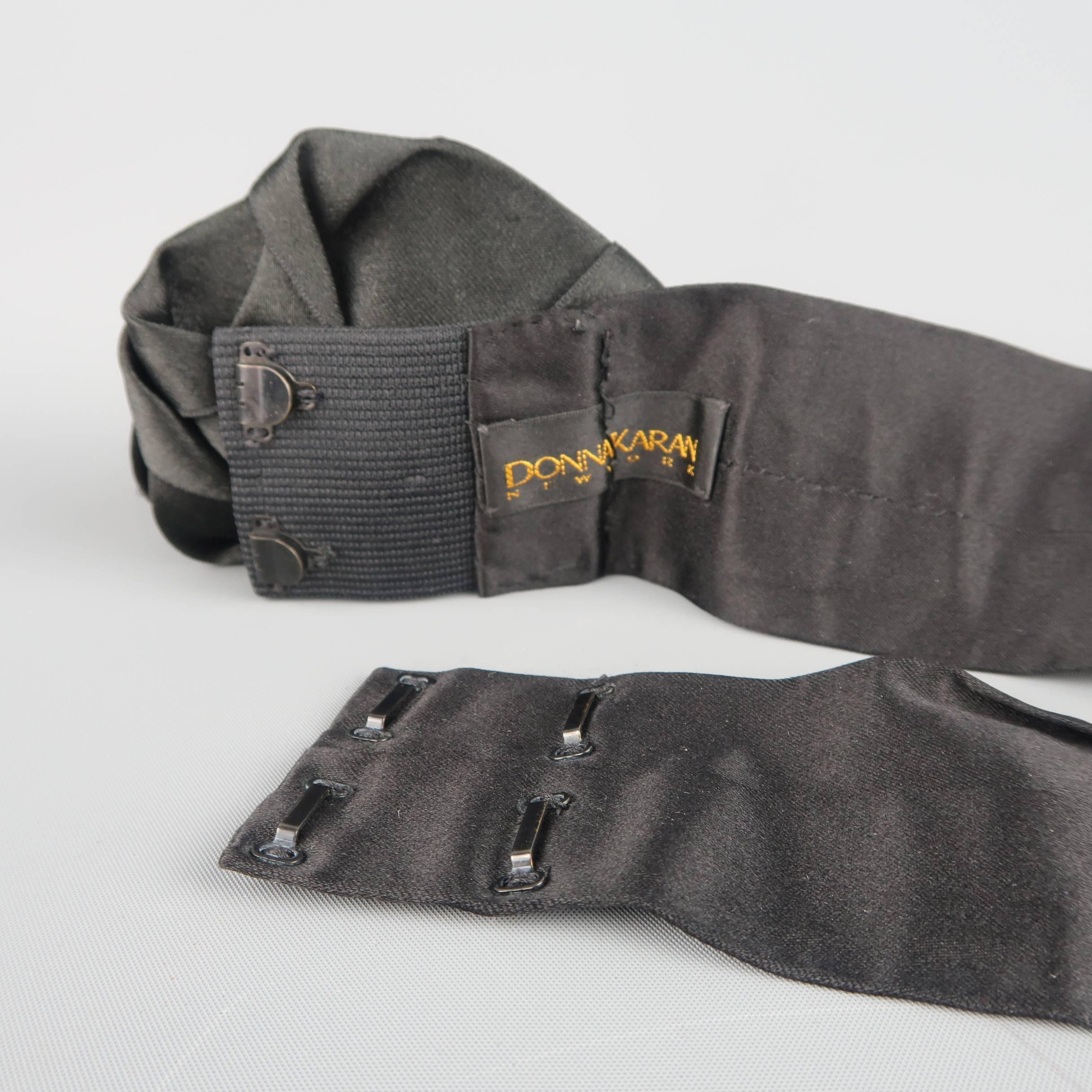 MARC JACOBS Black M Suede Adjustable Snap Rose Belt In Good Condition In San Francisco, CA