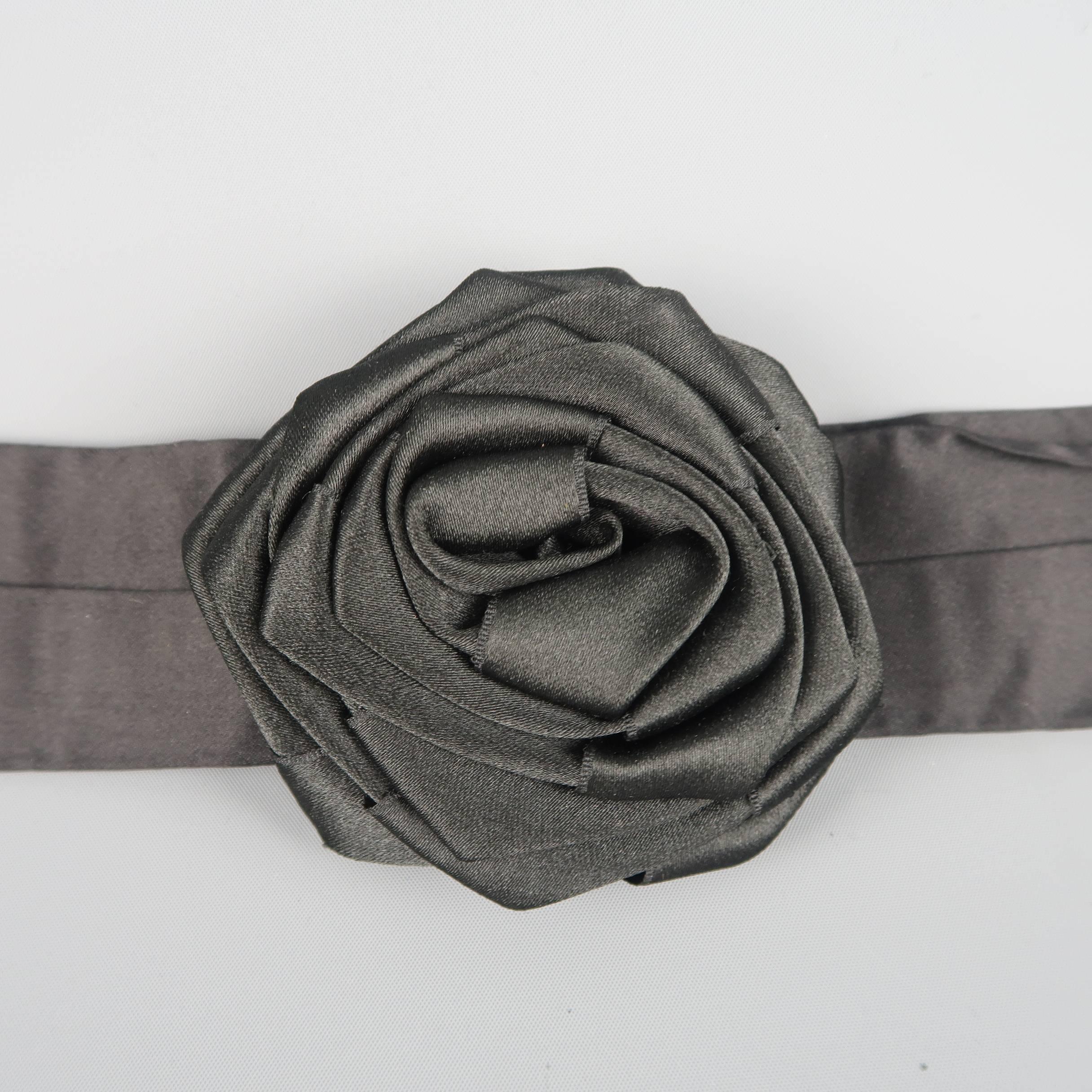 MARC JACOBS belt comes in black suede with knit trim and features a structured rose and adjustable snap closure.
 
Good Pre-Owned Condition.
 
Length: 40  in.
Width: 4.5 in.
Fits: 32 - 34  in.
SKU: 87212