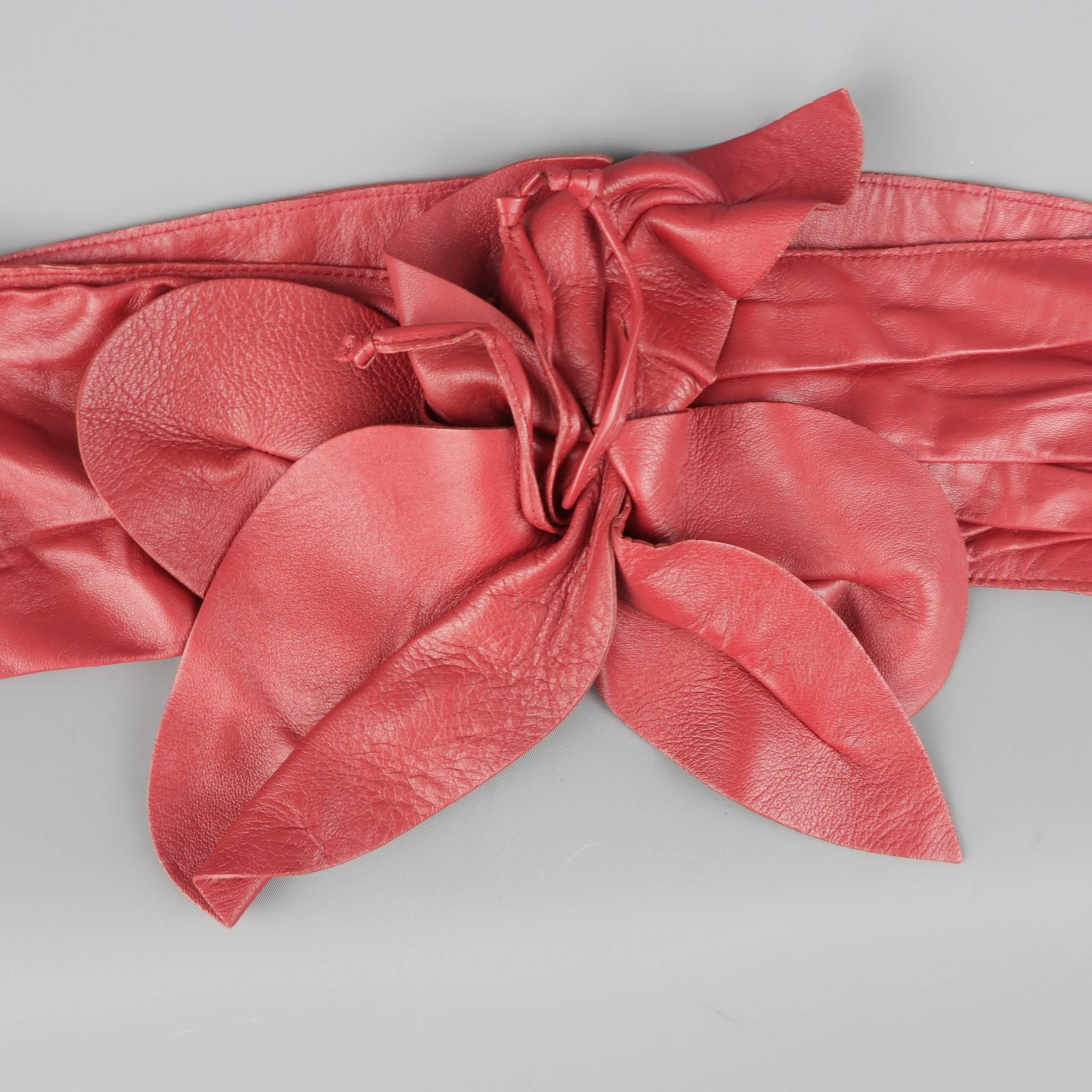 MARC JACOBS Spring 2011 Collection statement hip belt comes in a soft red leather and features a pleated sash with oversized flower.
 
Excellent Pre-Owned Condition.
Marked: S
 
Length: 36 in.
Width: 4.5 in.
Fits: 34 - 34 in.

SKU: 87210